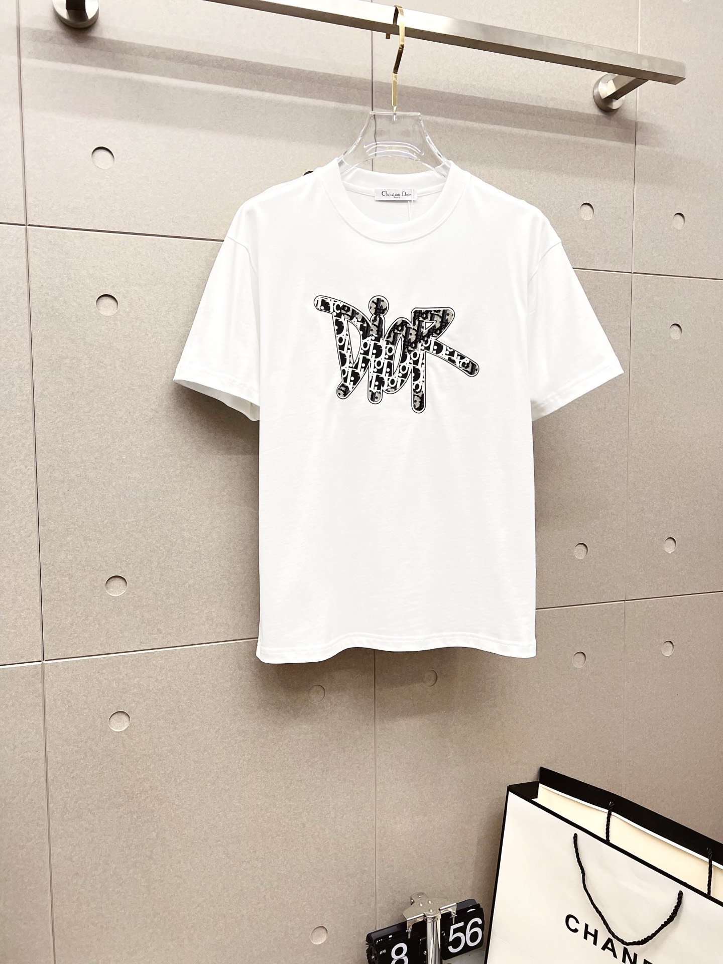 NO:523437,Dior 2025ss Spring and Summer High-quality Couple Short-sleeved T-shirt, 260g Gucci Double Yarn Trendy Brand Cotton, Craft Level, Auxiliary Materials, Car Line Workmanship Meets the Quality Requirements, Super Easy to Match, Quality and Cut Design are all first-class, Full Stylish, Color Matching, Made in a Light and Versatile. Codes s-xl, Dior, Dior, Gucci, T-shirt, Tees, T-shirt, Alexander Wang19860909Dior 迪奥 2025ss春夏高品质情侣款短袖T恤,甄选260克古驰双纱潮牌棉,工艺品级别,辅料顶真,车线做工符合精品要求,超级好搭配,落肩款,品质及剪裁设计都堪称一流,型格十足,配色轻熟百搭.码数s-xl,,dior,dior,gucci,T-shirt,tees，t-shirt,alexander wang,Men's clothing