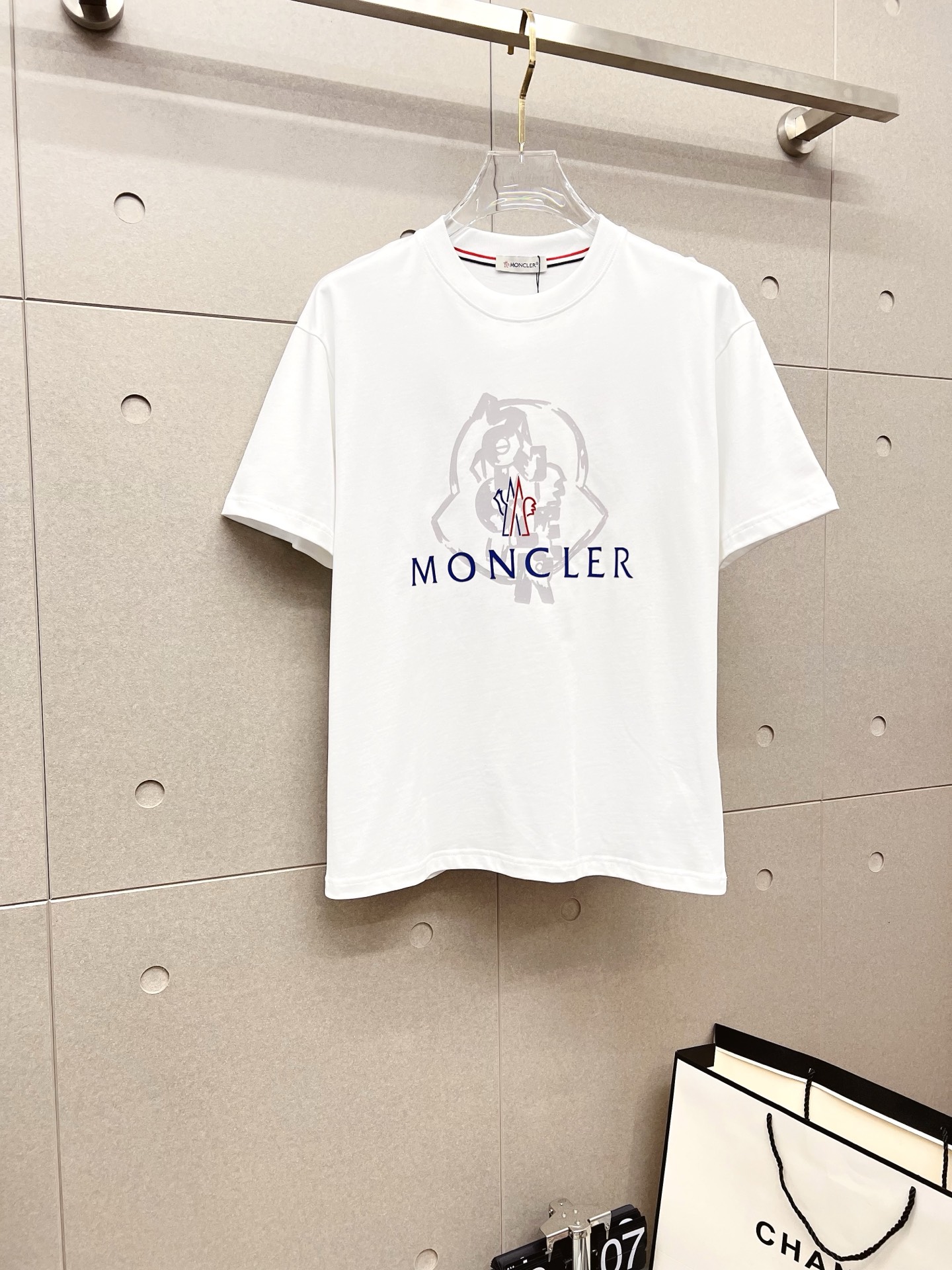 NO:523424,MONCLER cover 2025ss spring and summer high-quality couple short-sleeved T-shirt, selected 260 grams of Gucci double yarn trendy brand cotton, crafts level, auxiliary materials top, car line workmanship meets the quality requirements, super easy to match, shoulder-drop style, quality and tailoring design are first-class, full of shapes, light and versatile color matching. S-xl, gucci, Moncler, T-shirt, tees, t-shirt, alexander wang19860909MONCLER蒙口 2025ss春夏高品质情侣款短袖T恤,甄选260克古驰双纱潮牌棉,工艺品级别,辅料顶真,车线做工符合精品要求,超级好搭配,落肩款,品质及剪裁设计都堪称一流,型格十足,配色轻熟百搭.码数s-xl,,gucci,Moncler,T-shirt,tees，t-shirt,alexander wang,Men's clothing