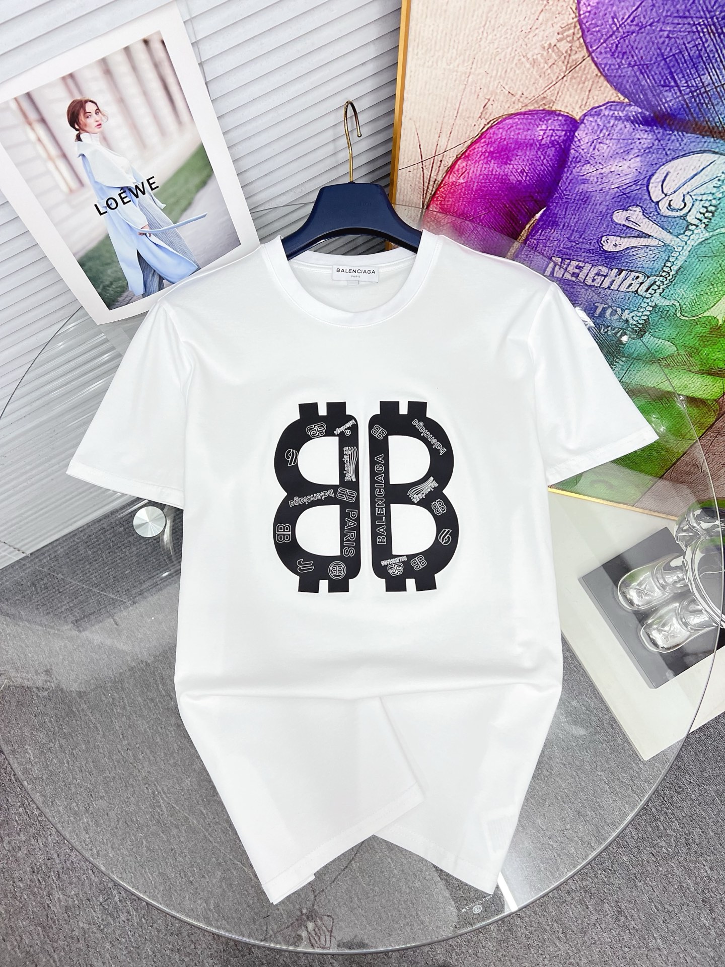 NO:525448,Balenciaga 2025SS spring and summer latest round neck fashionable short-sleeved T-shirt, synchronized on the official website, and private cotton fabric for the counter!  Comfortable skin, durable and easy to wear, classic simple logo design, original factory craftsmanship, must-have items for handsome men. Number of codes M-4XL, balenciaga, T-shirt,tees, t-shirt,alexander wang19860909巴黎世家 2025SS春夏最新款圆领时尚短袖T恤,官网同步,专柜纯棉面料！贴肤舒适,耐看又好穿,经典简约logo设计,原厂工艺一丝不苟,型男必备单品 码数M-4XL,,balenciaga,T-shirt,tees，t-shirt,alexander wang,Men's clothing