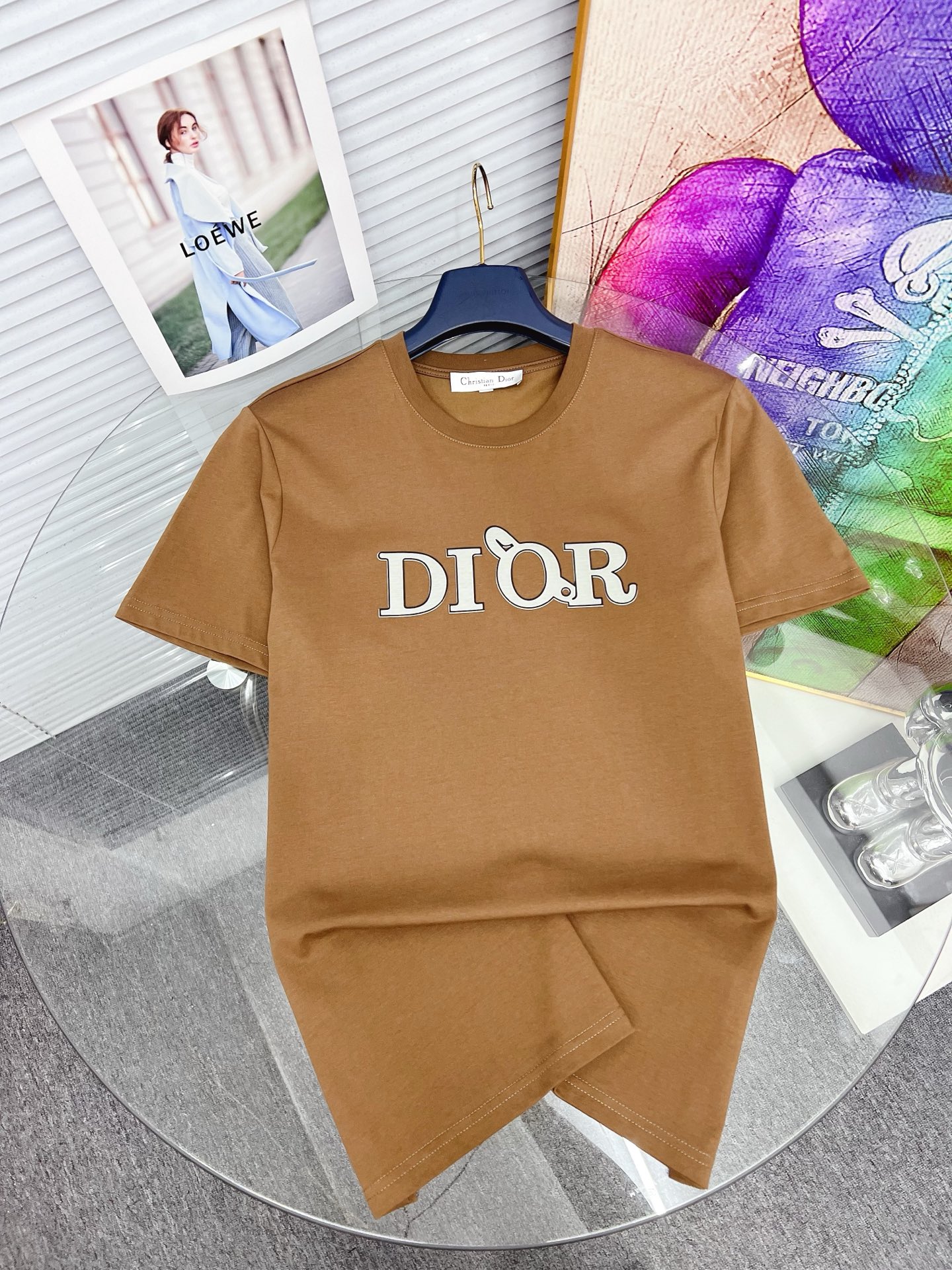 NO:525443,Dior 2025SS spring and summer latest round neck fashionable short-sleeved T-shirt, synchronized on the official website, and private cotton fabric for the counter!  Comfortable skin, durable and easy to wear, classic simple logo design, original factory craftsmanship, must-have items for handsome men. Number of numbers M-4XL, dior, dior, T-shirt, tees, t-shirt, alexander wang19860909Dior 迪奥 2025SS春夏最新款圆领时尚短袖T恤,官网同步,专柜纯棉面料！贴肤舒适,耐看又好穿,经典简约logo设计,原厂工艺一丝不苟,型男必备单品 码数M-4XL,,dior,dior,T-shirt,tees，t-shirt,alexander wang,Men's clothing