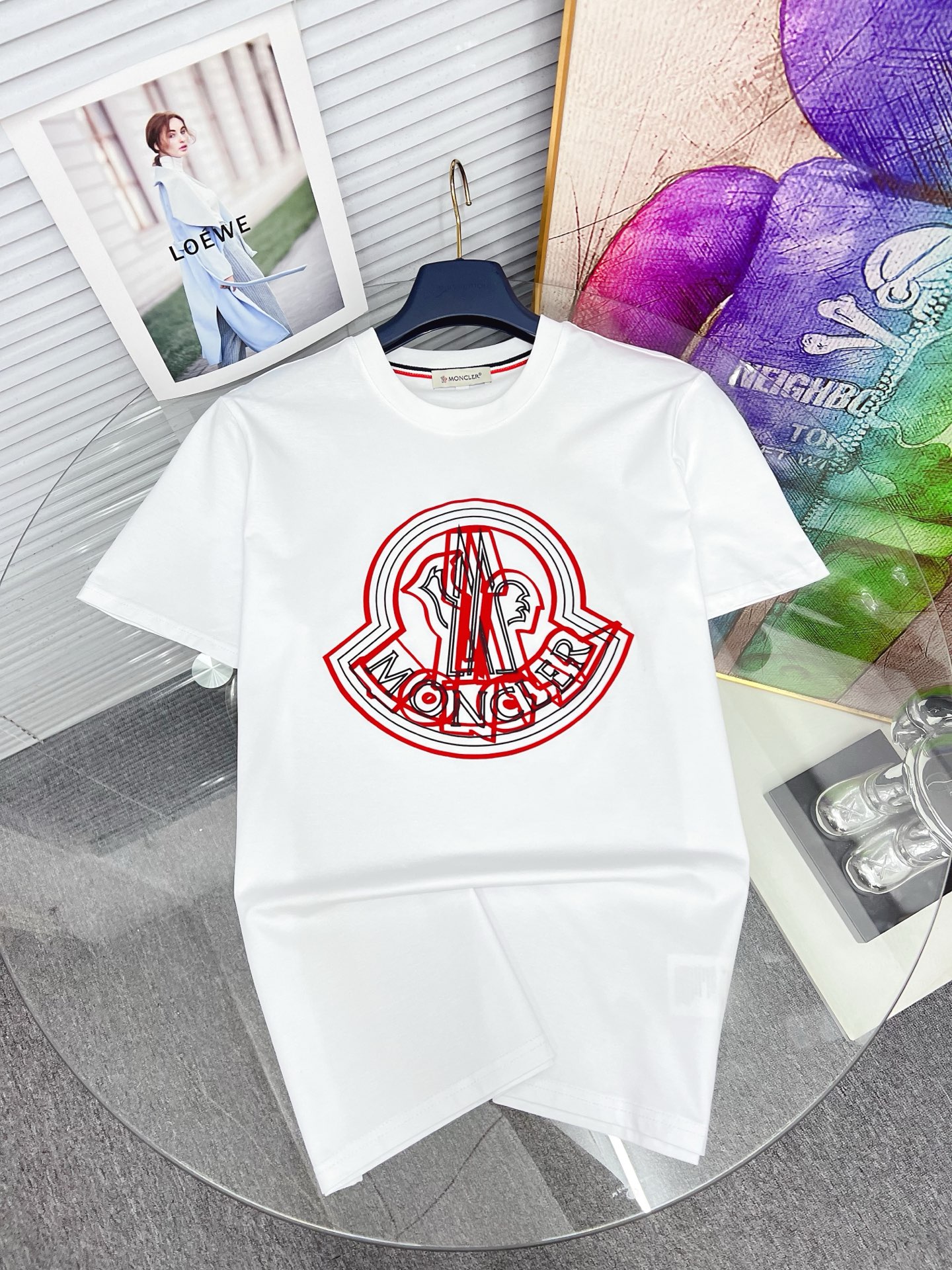 NO:525437,The latest round neck fashionable short-sleeved T-shirt in 2025SS spring and summer, synchronized on the official website, and a private cotton fabric in the counter!  Comfortable skin, durable and easy to wear, classic simple logo design, original factory craftsmanship, must-have items for handsome men. Number of numbers M-4XL, Moncler, T-shirt,tees, t-shirt,alexander wang19860909蒙口 2025SS春夏最新款圆领时尚短袖T恤,官网同步,专柜纯棉面料！贴肤舒适,耐看又好穿,经典简约logo设计,原厂工艺一丝不苟,型男必备单品 码数M-4XL,,Moncler,T-shirt,tees，t-shirt,alexander wang,Men's clothing