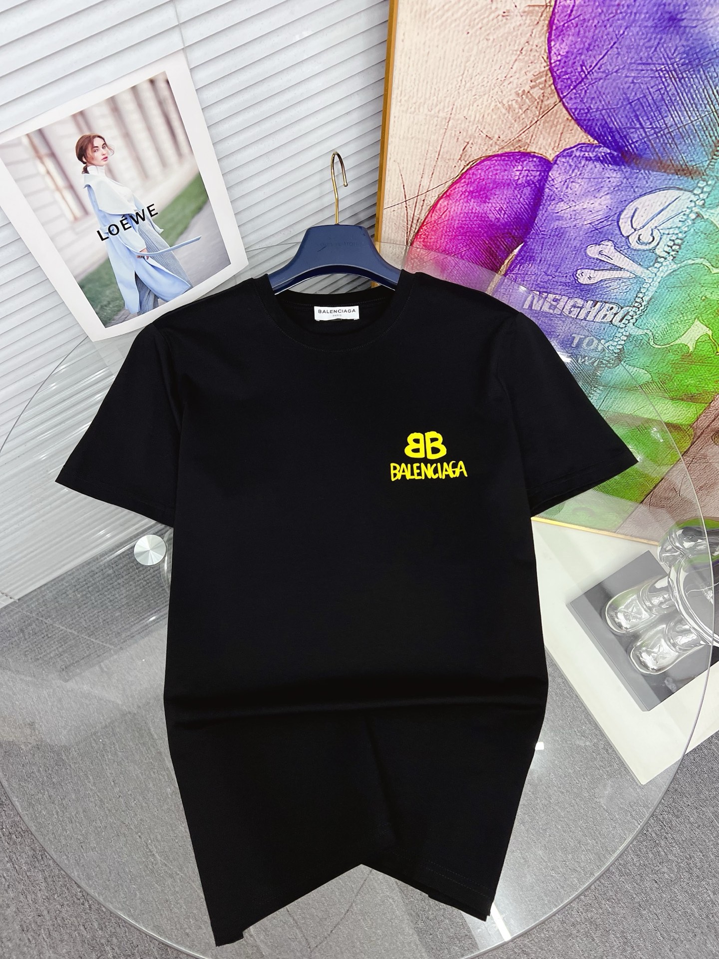 NO:525440,Balenciaga 2025SS spring and summer latest round neck fashionable short-sleeved T-shirt, synchronized on the official website, and private cotton fabric for the counter!  Comfortable skin, durable and easy to wear, classic simple logo design, original factory craftsmanship, must-have items for handsome men. Number of codes M-4XL, balenciaga, T-shirt,tees, t-shirt,alexander wang19860909巴黎世家 2025SS春夏最新款圆领时尚短袖T恤,官网同步,专柜纯棉面料！贴肤舒适,耐看又好穿,经典简约logo设计,原厂工艺一丝不苟,型男必备单品 码数M-4XL,,balenciaga,T-shirt,tees，t-shirt,alexander wang,Men's clothing