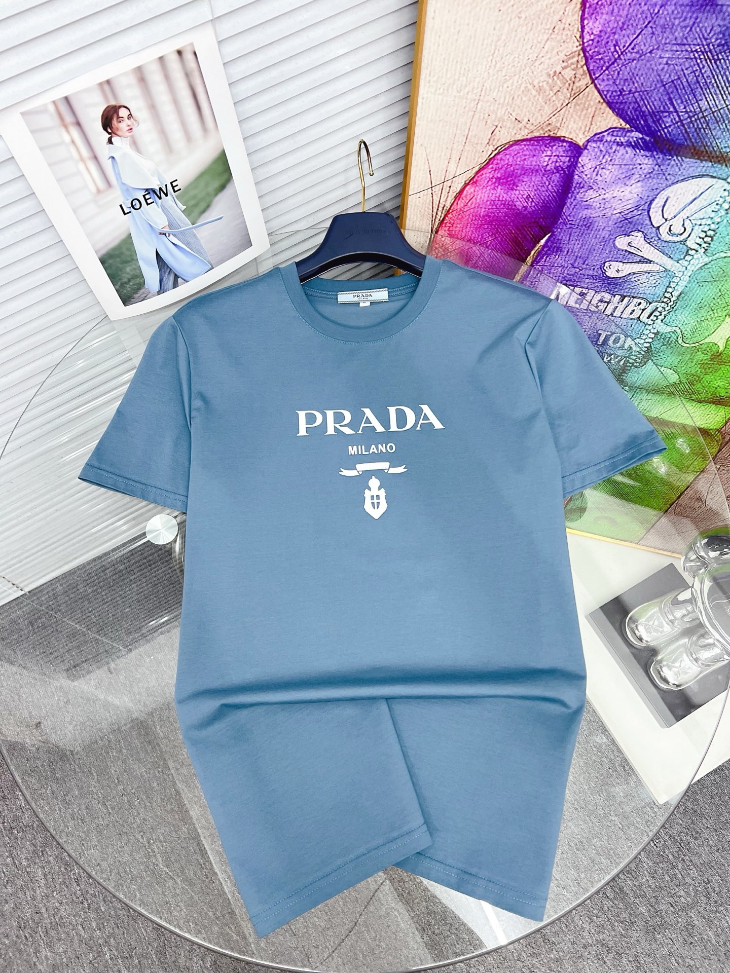 NO:525449,PRADA 2025SS Spring and Summer latest round neck fashionable short-sleeved T-shirt, synchronized on the official website, and private cotton fabric for the counter!  Comfortable skin, durable and easy to wear, classic simple logo design, original factory craftsmanship, must-have items for handsome men. Number of numbers M-4XL, prada, prada, T-shirt, tees, t-shirt, alexander wang19860909PRADA 普拉达 2025SS春夏最新款圆领时尚短袖T恤,官网同步,专柜纯棉面料！贴肤舒适,耐看又好穿,经典简约logo设计,原厂工艺一丝不苟,型男必备单品 码数M-4XL,,prada,prada,T-shirt,tees，t-shirt,alexander wang,Men's clothing