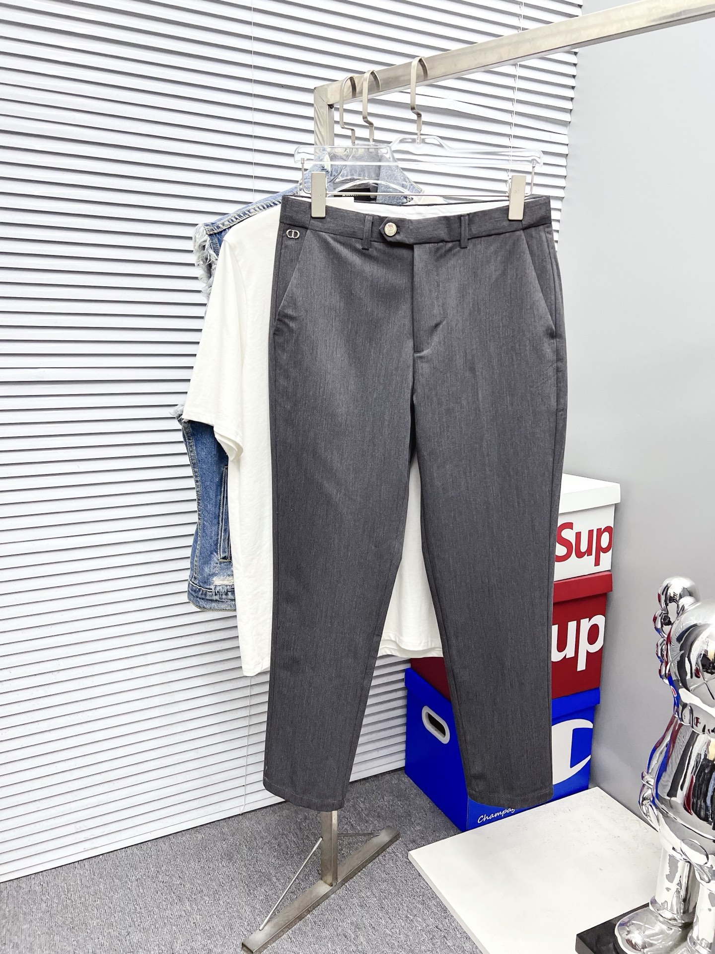 NO:519824,Dior New models are coming, 2025 spring and summer new products are available for sale in counters. The original 1:1 product for physical store top casual pants, suitable for all ages. The highest version of European imported fabrics in the market. They are comfortable, soft and skin-friendly, with super cool and fashionable and versatile upper body effect, straight and stylish, a must-have for the wardrobe!  Suitable for any occasion Size: 29-40,,dior,dior,alexander wang19860909Dior 迪奥 新款来袭 2025春夏新款新品 专柜有售 实体店极品休闲裤专柜原版1:1好货,适合各个年龄段.市场最高版本的欧洲进口面料.舒适柔软亲肤,上身效果超级棒时尚百搭,笔挺有型,衣橱必备！适合任何场合穿着 尺码:29-40,,dior,dior,alexander wang,Men's clothing