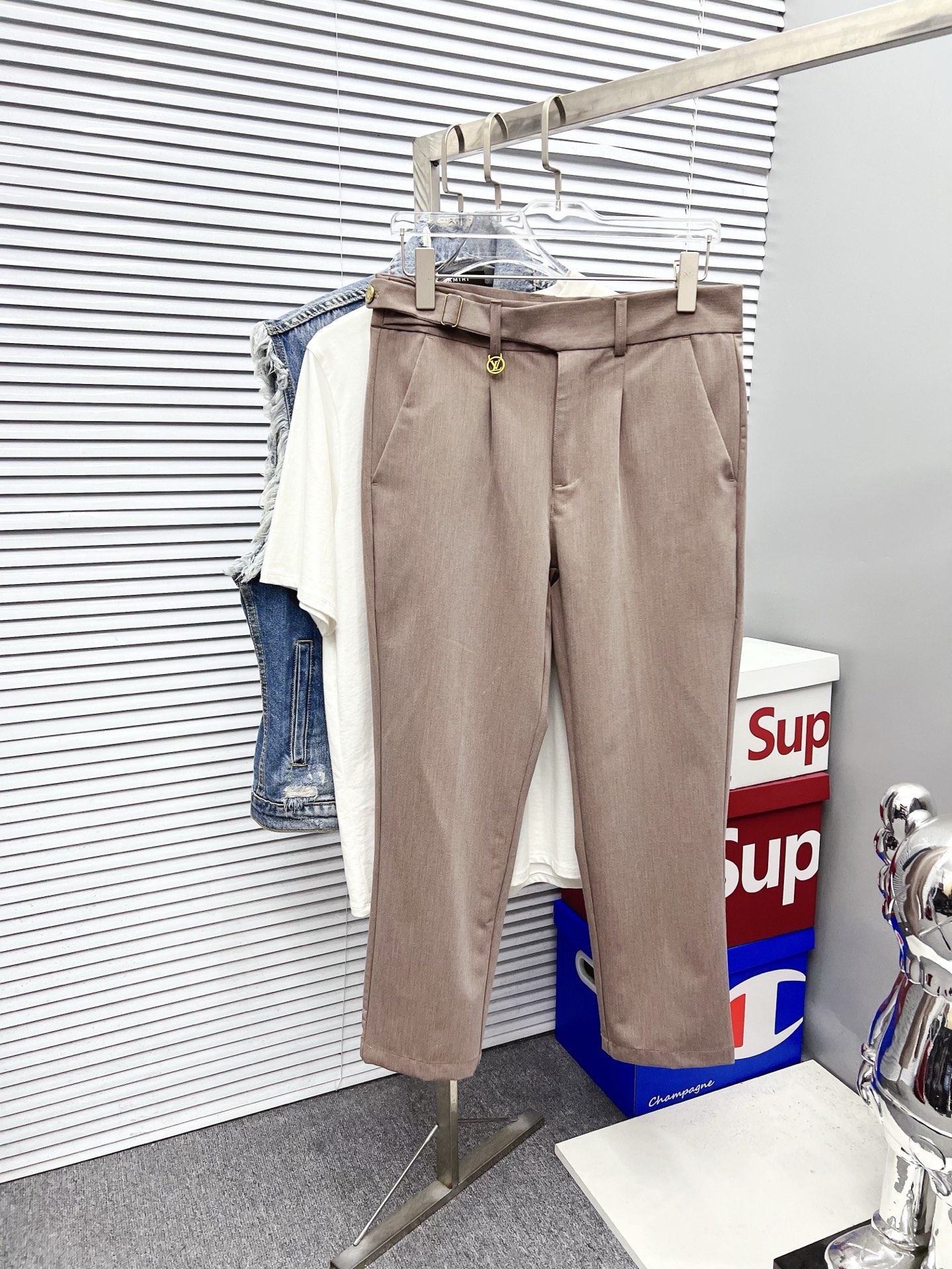 NO:519827,The new LV model is coming, 2025 spring and summer new products are available for sale in the counter. The original 1:1 product for physical store top casual pants, suitable for all ages. The highest version of the imported European fabric in the market is comfortable, soft and skin-friendly, with super cool and fashionable and versatile upper body effect, straight and stylish, a must-have for the wardrobe!  Suitable for any occasion Size: 29-40,,louis vuitton,alexander wang19860909LV 新款来袭 2025春夏新款新品 专柜有售 实体店极品休闲裤专柜原版1:1好货,适合各个年龄段.市场最高版本的欧洲进口面料.舒适柔软亲肤,上身效果超级棒时尚百搭,笔挺有型,衣橱必备！适合任何场合穿着 尺码:29-40,,louis vuitton,alexander wang,Men's clothing