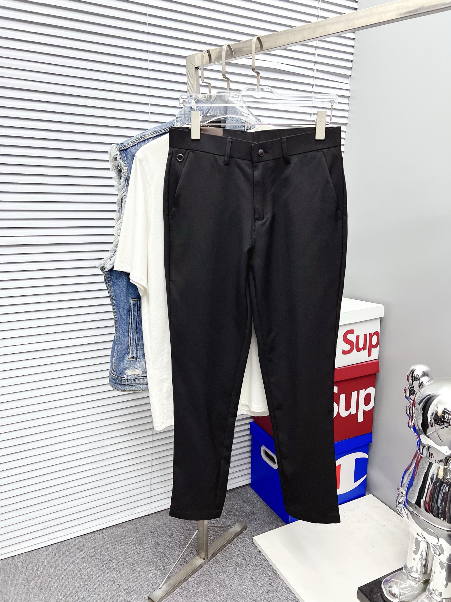 NO:519830,LP new models are coming, 2025 spring and summer new products are available for sale in counters. The original 1:1 product for physical store top casual pants, suitable for all ages. The highest version of European imported fabrics in the market. They are comfortable, soft and skin-friendly, with super cool and fashionable and versatile upper body effect, straight and stylish, a must-have for the wardrobe!  Suitable for any occasion Size: 29-40, loro piana, alexander wang19860909LP 新款来袭 2025春夏新款新品 专柜有售 实体店极品休闲裤专柜原版1:1好货,适合各个年龄段.市场最高版本的欧洲进口面料.舒适柔软亲肤,上身效果超级棒时尚百搭,笔挺有型,衣橱必备！适合任何场合穿着 尺码:29-40,,loro piana,alexander wang,Men's clothing