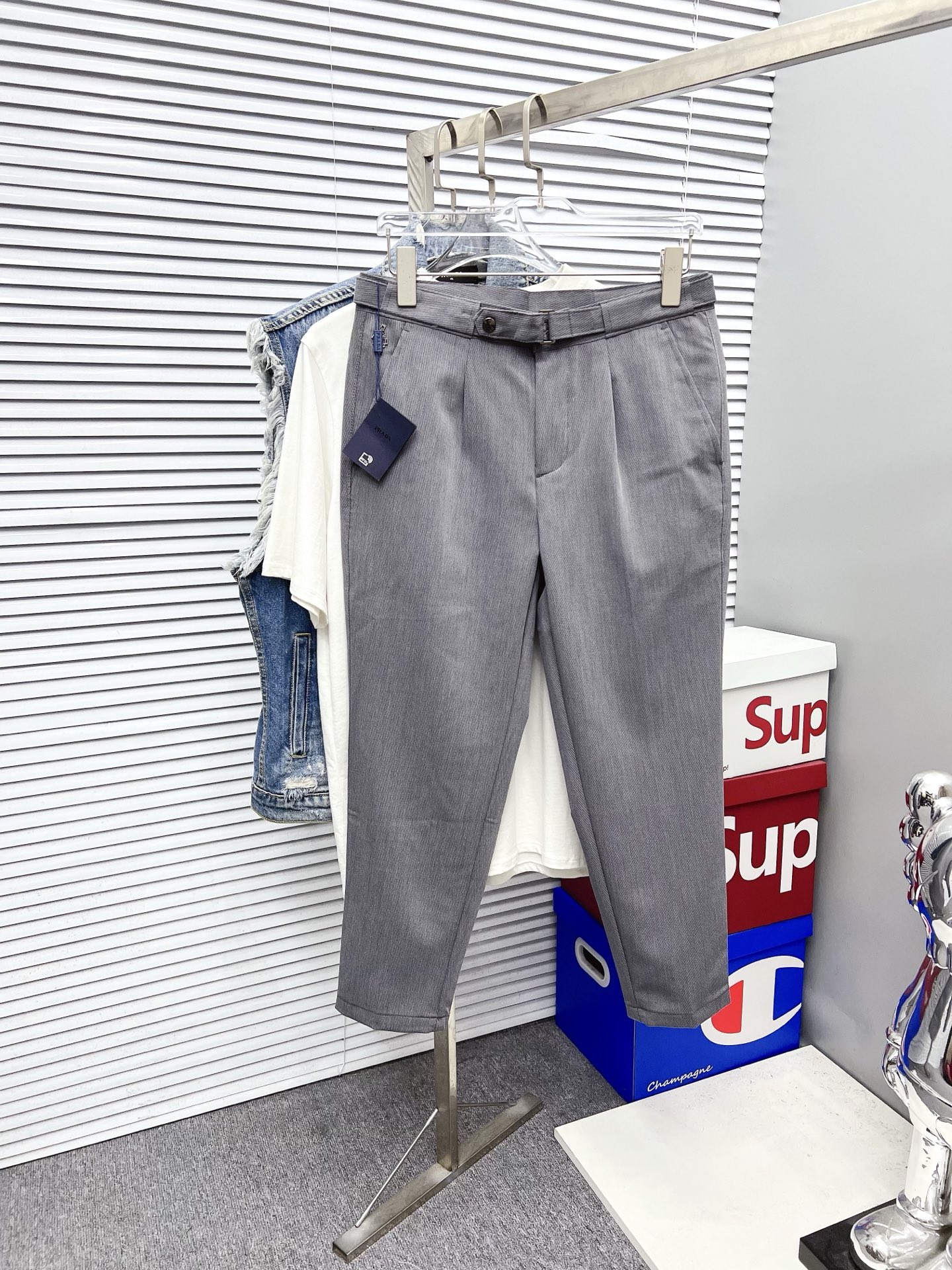 NO:519836,PRADA New models are coming, 2025 spring and summer new products are available for sale in counters. The original 1:1 product for physical store top casual pants, suitable for all ages. The highest version of European imported fabrics in the market. They are comfortable, soft and skin-friendly, with super cool and fashionable and versatile upper body effect, straight and stylish, a must-have for the wardrobe!  Suitable for any occasion Size: 29-40, prada, prada, alexander wang19860909PRADA 普拉达 新款来袭 2025春夏新款新品 专柜有售 实体店极品休闲裤专柜原版1:1好货,适合各个年龄段.市场最高版本的欧洲进口面料.舒适柔软亲肤,上身效果超级棒时尚百搭,笔挺有型,衣橱必备！适合任何场合穿着 尺码:29-40,,prada,prada,alexander wang,Men's clothing