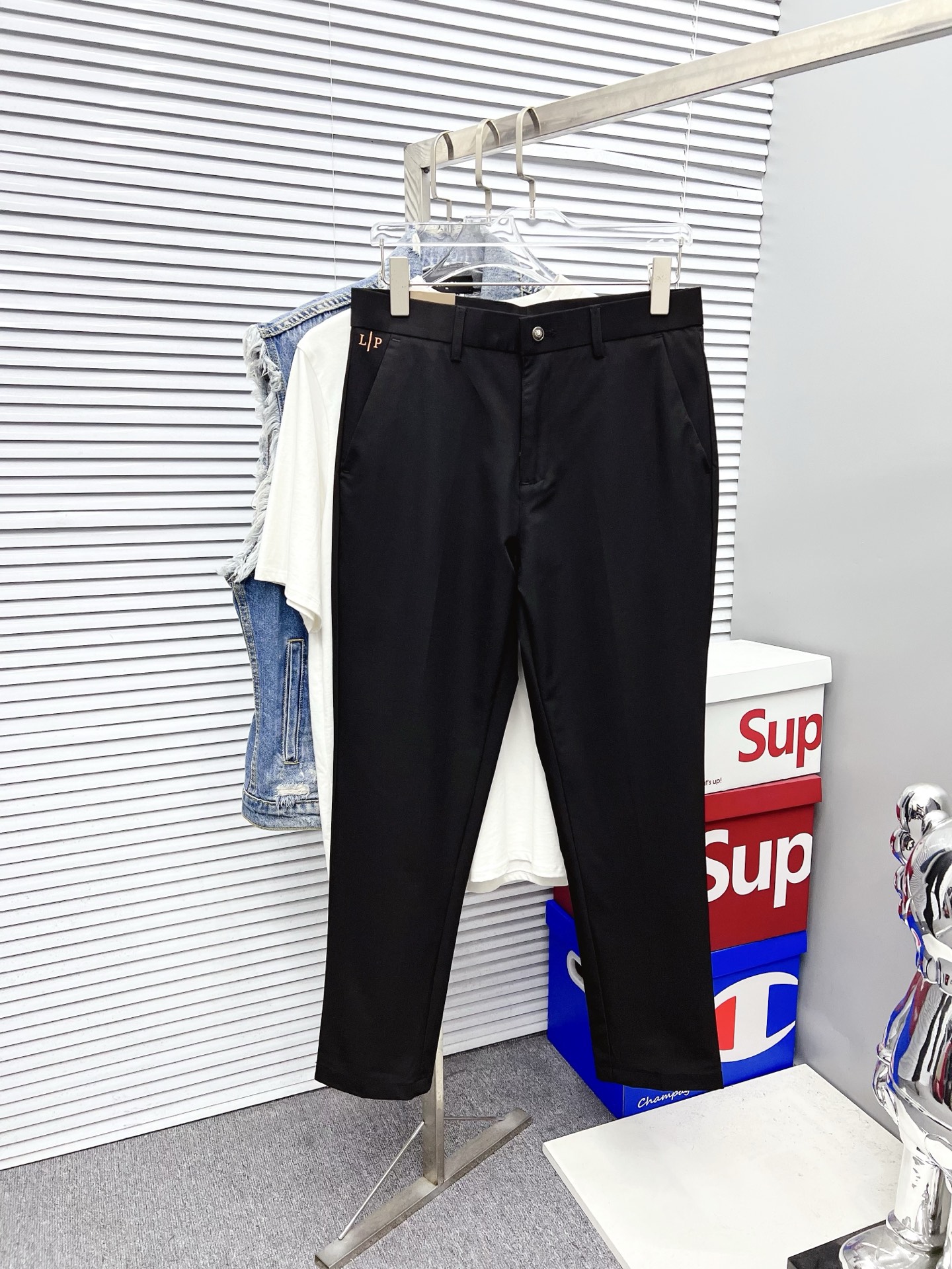 NO:519839,LP new models are coming, 2025 spring and summer new products are available for sale in counters. The original 1:1 product for physical store top casual pants, suitable for all ages. The highest version of European imported fabrics in the market. They are comfortable, soft and skin-friendly, with super cool and fashionable and versatile upper body effect, straight and stylish, a must-have for the wardrobe!  Suitable for any occasion Size: 29-40, loro piana, alexander wang19860909LP 新款来袭 2025春夏新款新品 专柜有售 实体店极品休闲裤专柜原版1:1好货,适合各个年龄段.市场最高版本的欧洲进口面料.舒适柔软亲肤,上身效果超级棒时尚百搭,笔挺有型,衣橱必备！适合任何场合穿着 尺码:29-40,,loro piana,alexander wang,Men's clothing