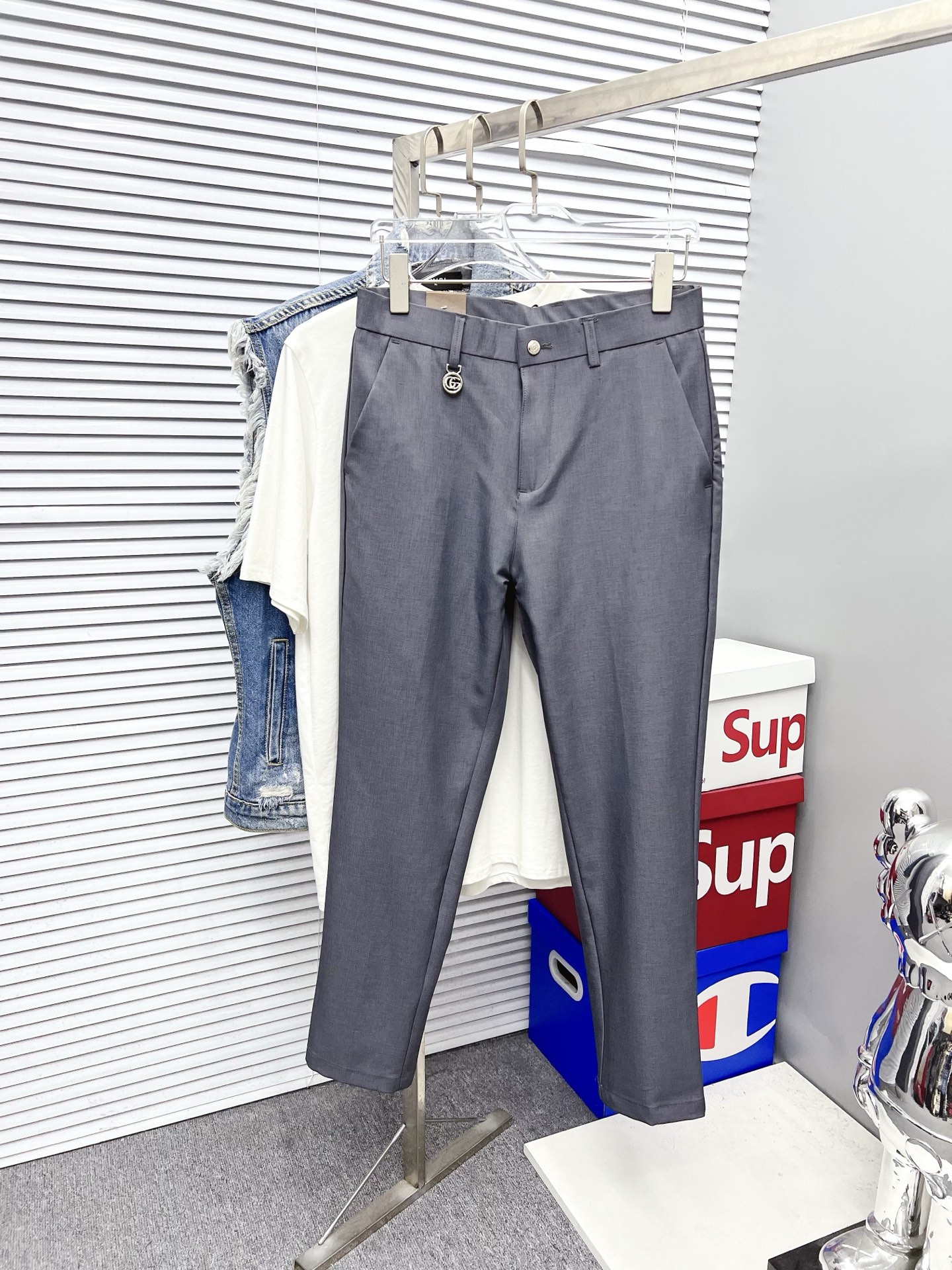 NO:519842,GUCCI New models are coming, 2025 spring and summer new products are available for sale in counters. The original 1:1 product for physical store top casual pants, suitable for all ages. The highest version of European imported fabrics in the market. They are comfortable, soft and skin-friendly, with super cool and fashionable and versatile upper body effect, straight and stylish, a must-have for wardrobe!  Suitable for any occasion Size: 29-40, gucci, alexander wang19860909GUCCI 古奇 新款来袭 2025春夏新款新品 专柜有售 实体店极品休闲裤专柜原版1:1好货,适合各个年龄段.市场最高版本的欧洲进口面料.舒适柔软亲肤,上身效果超级棒时尚百搭,笔挺有型,衣橱必备！适合任何场合穿着 尺码:29-40,,gucci,alexander wang,Men's clothing