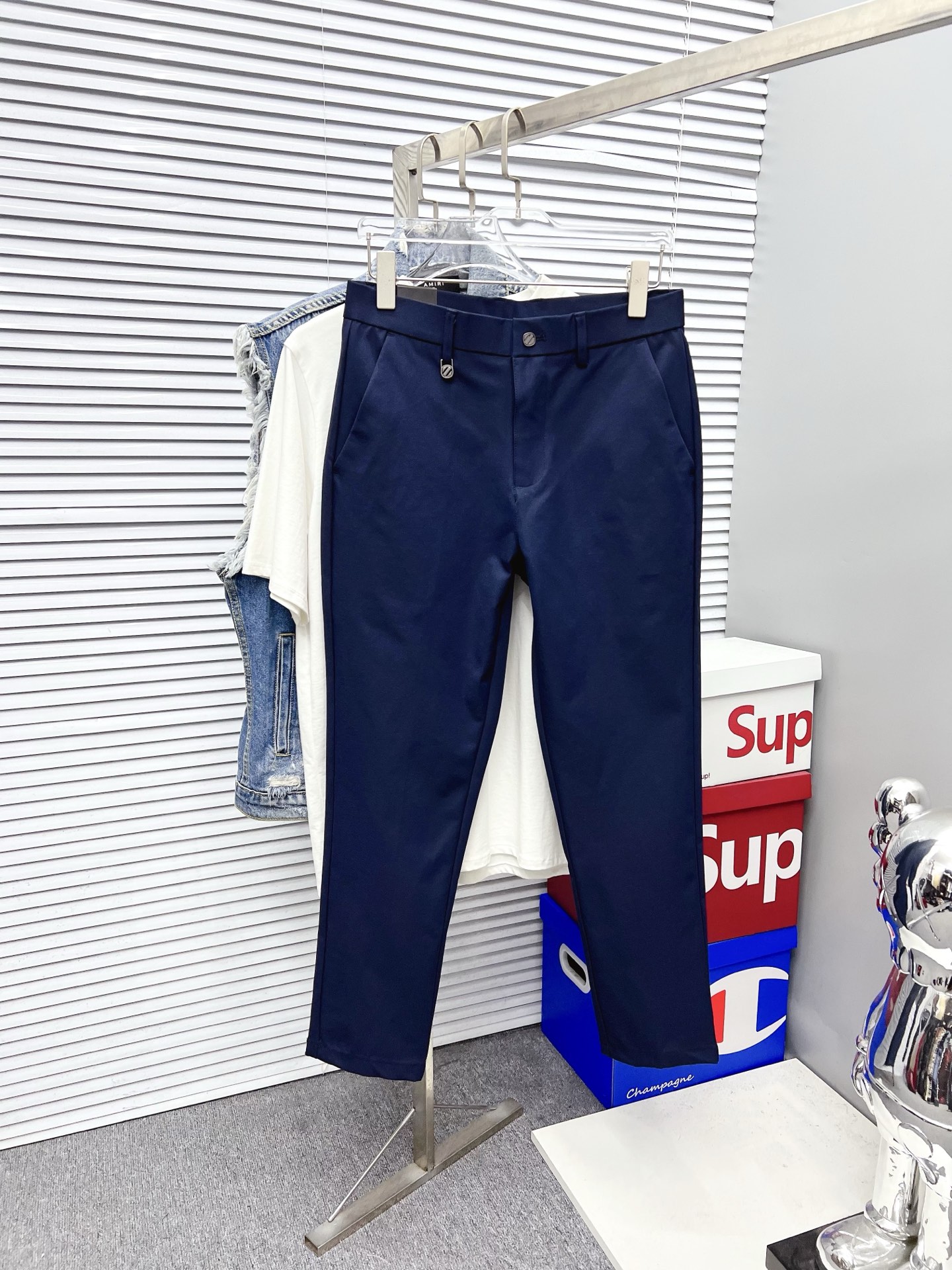 NO:519845,Jenia New models are coming, 2025 spring and summer new products are available for sale in counters. The original 1:1 product for physical store top casual pants, suitable for all ages. The highest version of European imported fabrics in the market. They are comfortable, soft and skin-friendly, with super cool and fashionable and versatile upper body effect, straight and stylish, a must-have for the wardrobe!  Suitable for any occasion Size: 29-40, zegna,alexander wang19860909杰尼亚 新款来袭 2025春夏新款新品 专柜有售 实体店极品休闲裤专柜原版1:1好货,适合各个年龄段.市场最高版本的欧洲进口面料.舒适柔软亲肤,上身效果超级棒时尚百搭,笔挺有型,衣橱必备！适合任何场合穿着 尺码:29-40,,zegna,alexander wang,Men's clothing