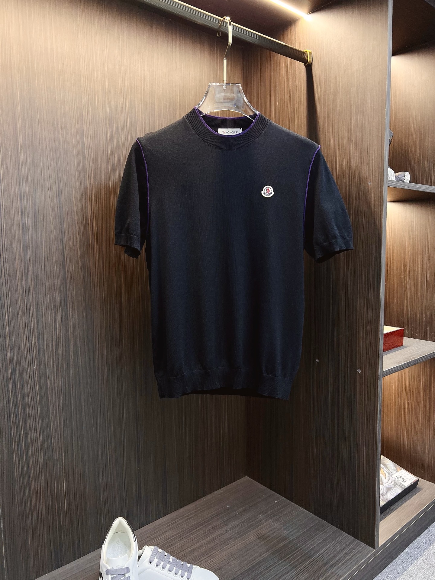 NO:524482,The new knitted short-sleeved sleeves with a super classic design, simple and without any unnecessary cumbersome feeling. It is an indispensable versatile item in the wardrobe. It is made of high-quality wool. It is super comfortable to wear, avant-garde and practical to wear, exquisite and perfect craftsmanship, and a classic work of a fashionable and casual series!  Size M-3XL, Moncler, T-shirt, alexander wang19860909蒙口 25ss新款针织短袖,超经典设计,简约没有任何多余累赘感,衣橱不可缺少的一件百搭单品,采用优质羊毛制作而成,穿身上超级舒适,前卫又实穿,精致完美工艺,时尚休闲系列的经典之作！ 尺码M-3XL,,Moncler,T-shirt,alexander wang,Men's clothing