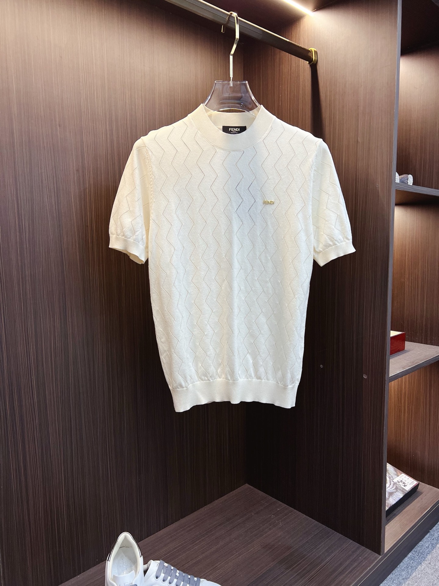 NO:524481,FENDI 25ss new knitted short-sleeved sleeves, super classic design, simple and without any unnecessary cumbersome feeling, an indispensable versatile item in the wardrobe, made of high-quality wool, super comfortable to wear, avant-garde and practical to wear, exquisite and perfect craftsmanship, a classic work of a fashionable and casual series!  Size M-3XL, fendi, fendi, T-shirt, alexander wang19860909FENDI 芬迪 25ss新款针织短袖,超经典设计,简约没有任何多余累赘感,衣橱不可缺少的一件百搭单品,采用优质羊毛制作而成,穿身上超级舒适,前卫又实穿,精致完美工艺,时尚休闲系列的经典之作！ 尺码M-3XL,,fendi,fendi,T-shirt,alexander wang,Men's clothing