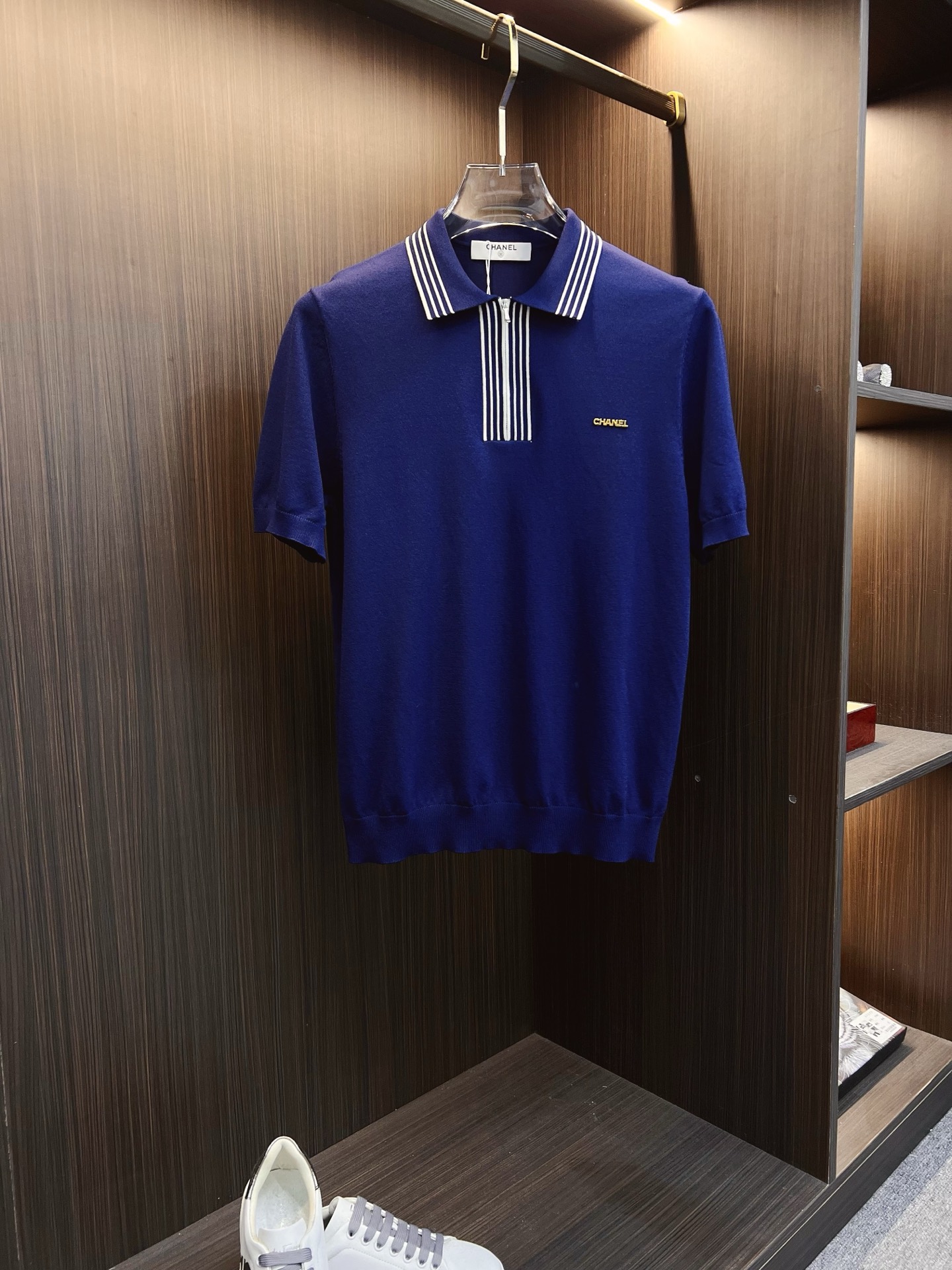 NO:524458,Chanel 25ss new knitted short-sleeved sleeves, super classic design, simple and without any unnecessary cumbersome feeling, an indispensable versatile item in the wardrobe, made of high-quality wool, super comfortable to wear, avant-garde and practical to wear, exquisite and perfect craftsmanship, a classic work of a fashionable and casual series!  Size M-3XL, chanel, T-shirt, alexander wang19860909香奈儿 25ss新款针织短袖,超经典设计,简约没有任何多余累赘感,衣橱不可缺少的一件百搭单品,采用优质羊毛制作而成,穿身上超级舒适,前卫又实穿,精致完美工艺,时尚休闲系列的经典之作！ 尺码M-3XL,,chanel,T-shirt,alexander wang,Men's clothing