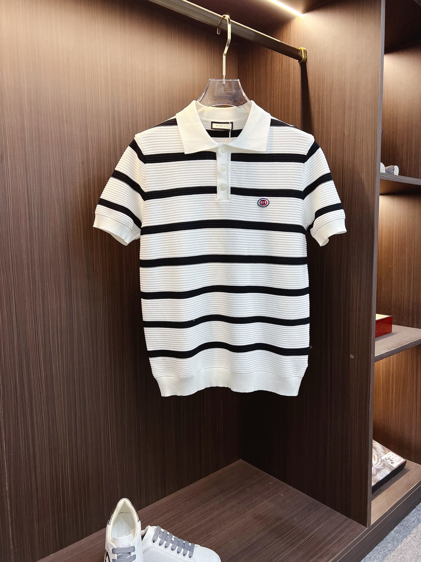 NO:524461,GUCCI 25ss new knitted short-sleeved sleeves, super classic design, simple and without any unnecessary cumbersome feeling, an indispensable versatile item in the wardrobe, made of high-quality wool, super comfortable to wear, avant-garde and practical to wear, exquisite and perfect craftsmanship, a classic work of a fashionable and casual series!  Size M-3XL, gucci, T-shirt, alexander wang19860909GUCCI 古奇 25ss新款针织短袖,超经典设计,简约没有任何多余累赘感,衣橱不可缺少的一件百搭单品,采用优质羊毛制作而成,穿身上超级舒适,前卫又实穿,精致完美工艺,时尚休闲系列的经典之作！ 尺码M-3XL,,gucci,T-shirt,alexander wang,Men's clothing