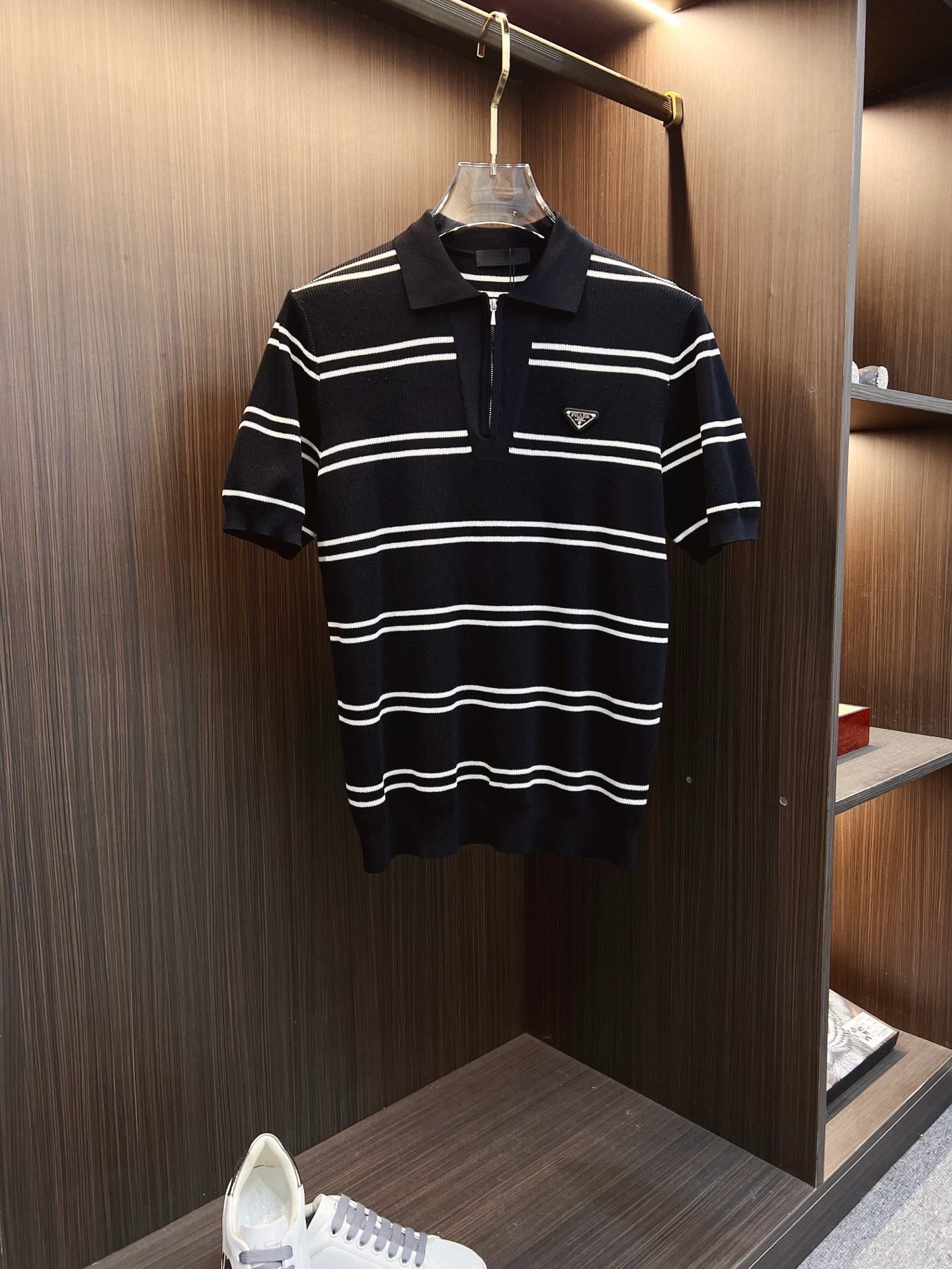 NO:524464,PRADA 25ss new knitted short-sleeved sleeves, super classic design, simple and without any unnecessary cumbersome feeling, an indispensable versatile item in the wardrobe, made of high-quality wool, super comfortable to wear, avant-garde and practical to wear, exquisite and perfect craftsmanship, a classic work of a fashionable and casual series!  Size M-3XL, prada, prada, T-shirt, alexander wang19860909PRADA 普拉达 25ss新款针织短袖,超经典设计,简约没有任何多余累赘感,衣橱不可缺少的一件百搭单品,采用优质羊毛制作而成,穿身上超级舒适,前卫又实穿,精致完美工艺,时尚休闲系列的经典之作！ 尺码M-3XL,,prada,prada,T-shirt,alexander wang,Men's clothing