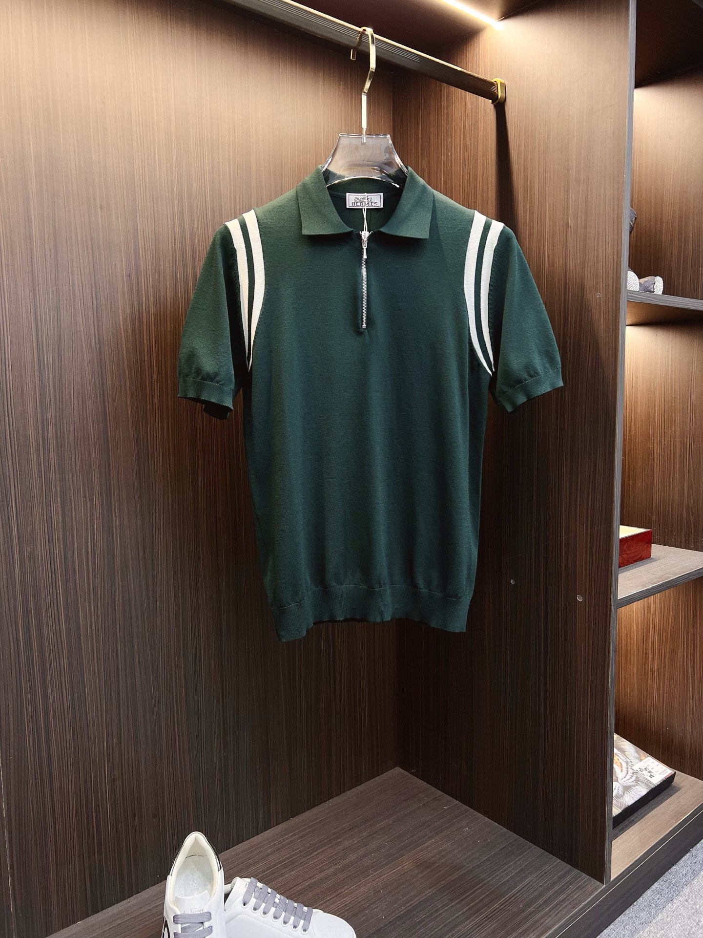 NO:524467,Hermes 25ss new knitted short-sleeved sleeves, super classic design, simple and without any unnecessary cumbersome feeling, an indispensable versatile item in the wardrobe, made of high-quality wool, super comfortable to wear, avant-garde and practical to wear, exquisite and perfect craftsmanship, a classic work of a fashionable and casual series!  Size M-3XL, hermes, T-shirt, alexander wang19860909爱马仕 25ss新款针织短袖,超经典设计,简约没有任何多余累赘感,衣橱不可缺少的一件百搭单品,采用优质羊毛制作而成,穿身上超级舒适,前卫又实穿,精致完美工艺,时尚休闲系列的经典之作！ 尺码M-3XL,,hermes,T-shirt,alexander wang,Men's clothing