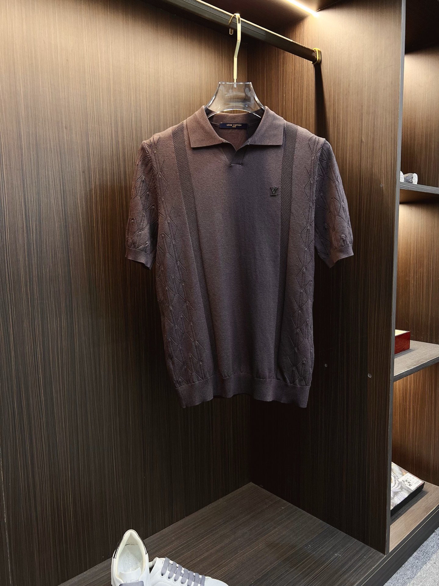 NO:524471,Lv 25ss new knitted short-sleeved sleeves, super classic design, simple and without any unnecessary cumbersome feeling, an indispensable versatile item in the wardrobe, made of high-quality wool, super comfortable to wear, avant-garde and practical to wear, exquisite and perfect craftsmanship, a classic work of a fashionable and casual series!  Size M-3XL, louis vuitton, T-shirt, alexander wang19860909Lv 25ss新款针织短袖,超经典设计,简约没有任何多余累赘感,衣橱不可缺少的一件百搭单品,采用优质羊毛制作而成,穿身上超级舒适,前卫又实穿,精致完美工艺,时尚休闲系列的经典之作！ 尺码M-3XL,,louis vuitton,T-shirt,alexander wang,Men's clothing