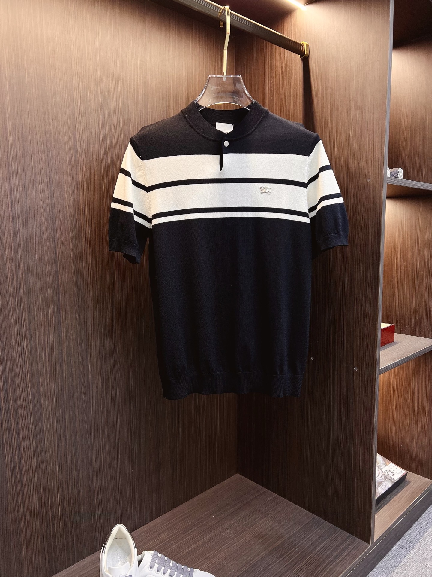 NO:524475,Burberry 25ss new knitted short-sleeved sleeves, super classic design, simple and without any unnecessary cumbersome feeling, an indispensable versatile item in the wardrobe, made of high-quality wool, super comfortable to wear, avant-garde and practical to wear, exquisite and perfect craftsmanship, a classic work of a fashionable and casual series!  Size M-3XL, burberry, burberry, T-shirt, alexander wang19860909Burberry 巴宝莉 25ss新款针织短袖,超经典设计,简约没有任何多余累赘感,衣橱不可缺少的一件百搭单品,采用优质羊毛制作而成,穿身上超级舒适,前卫又实穿,精致完美工艺,时尚休闲系列的经典之作！ 尺码M-3XL,,burberry,burberry,T-shirt,alexander wang,Men's clothing