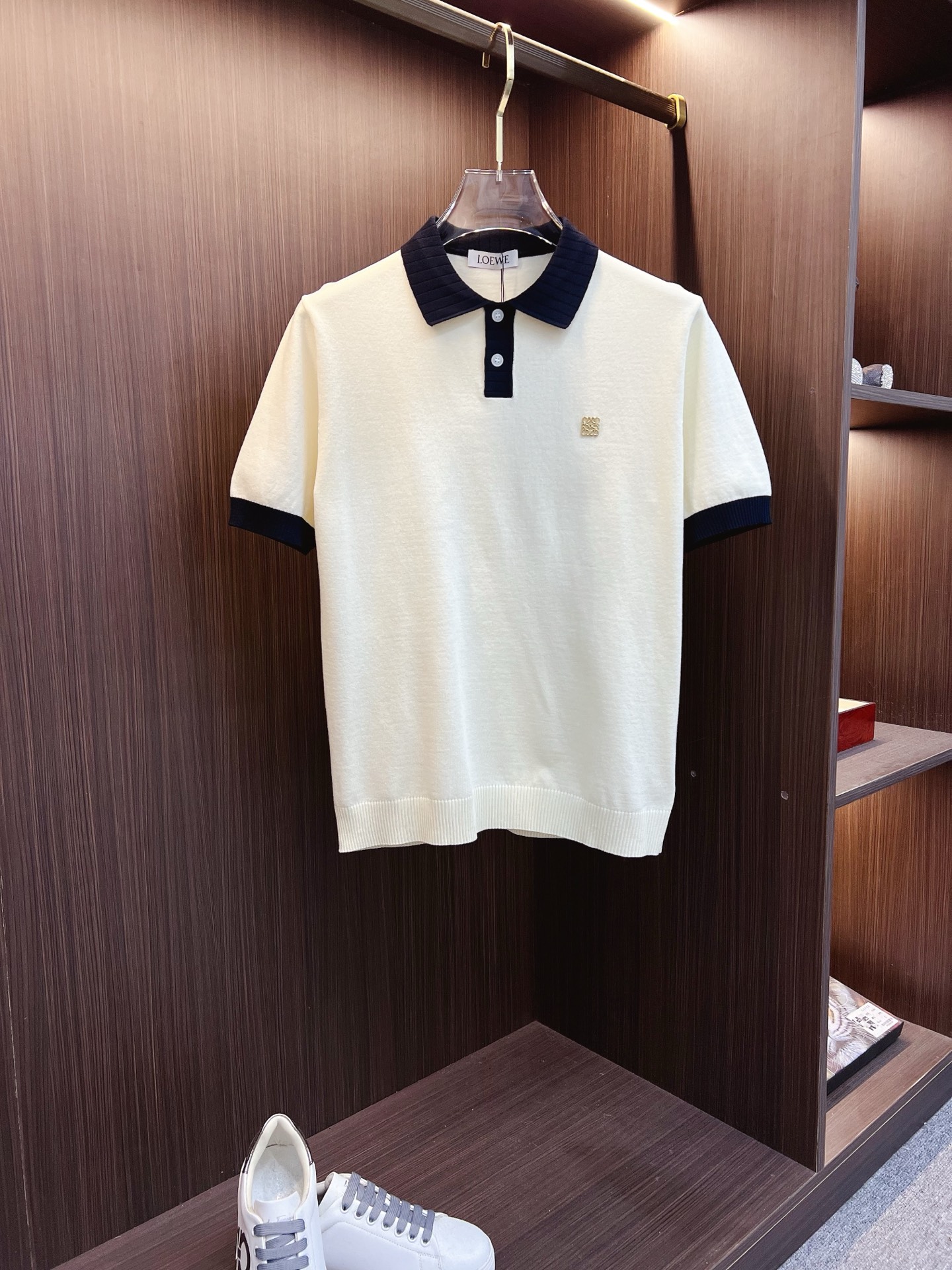 NO:524476,Luo Yiwei 25ss new knitted short-sleeved style, super classic design, simple and without any unnecessary cumbersome feeling, an indispensable versatile item in the wardrobe, made of high-quality wool, super comfortable to wear, avant-garde and practical to wear, exquisite and perfect craftsmanship, a classic work of a fashionable and casual series!  Size M-3XL, loewe, T-shirt, alexander wang19860909罗意威 25ss新款针织短袖,超经典设计,简约没有任何多余累赘感,衣橱不可缺少的一件百搭单品,采用优质羊毛制作而成,穿身上超级舒适,前卫又实穿,精致完美工艺,时尚休闲系列的经典之作！ 尺码M-3XL,,loewe,T-shirt,alexander wang,Men's clothing