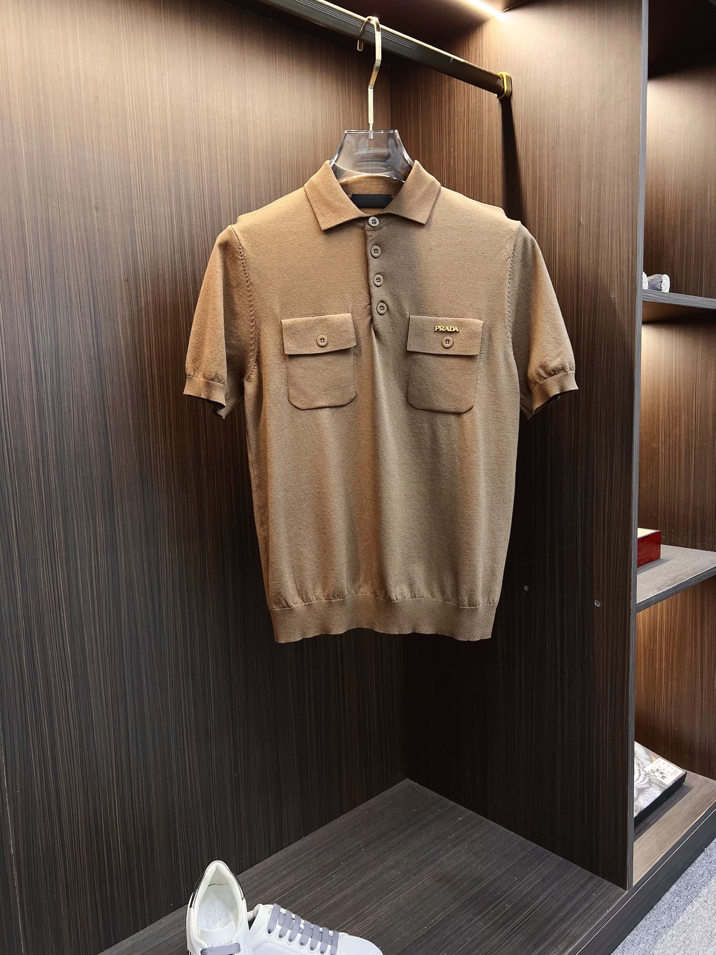 NO:524477,PRADA 25ss new knitted short-sleeved sleeves, super classic design, simple and without any unnecessary cumbersome feeling, an indispensable versatile item in the wardrobe, made of high-quality wool, super comfortable to wear, avant-garde and practical to wear, exquisite and perfect craftsmanship, a classic work of a fashionable and casual series!  Size M-3XL, prada, prada, T-shirt, alexander wang19860909PRADA 普拉达 25ss新款针织短袖,超经典设计,简约没有任何多余累赘感,衣橱不可缺少的一件百搭单品,采用优质羊毛制作而成,穿身上超级舒适,前卫又实穿,精致完美工艺,时尚休闲系列的经典之作！ 尺码M-3XL,,prada,prada,T-shirt,alexander wang,Men's clothing