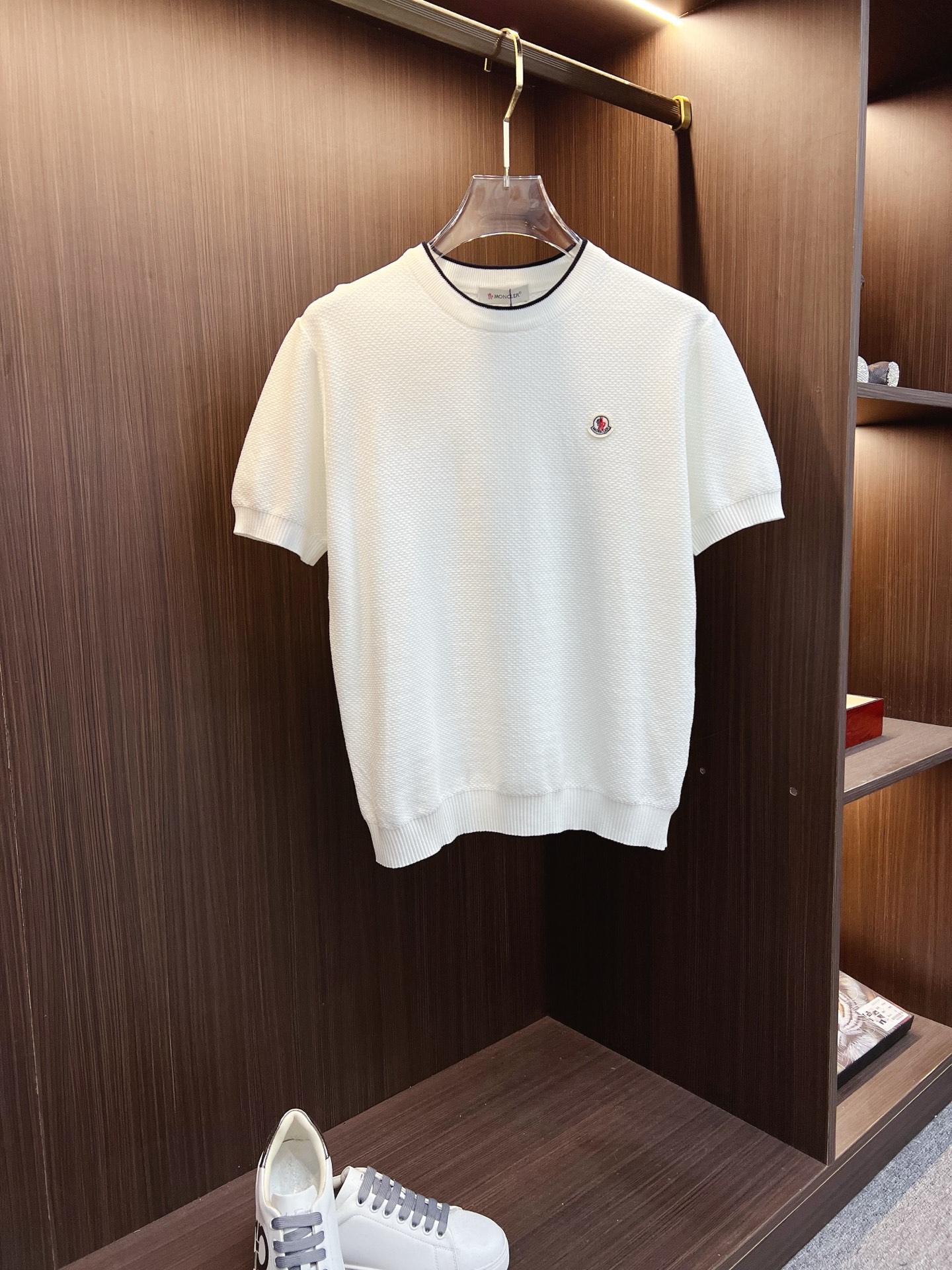 NO:524478,The new knitted short-sleeved sleeves with a super classic design, simple and without any unnecessary cumbersome feeling. It is an indispensable versatile item in the wardrobe. It is made of high-quality wool. It is super comfortable to wear, avant-garde and practical, exquisite and perfect craftsmanship, and a classic work of a fashionable and casual series!  Size M-3XL, Moncler, T-shirt, alexander wang19860909蒙口 25ss新款针织短袖,超经典设计,简约没有任何多余累赘感,衣橱不可缺少的一件百搭单品,采用优质羊毛制作而成,穿身上超级舒适,前卫又实穿,精致完美工艺,时尚休闲系列的经典之作！ 尺码M-3XL,,Moncler,T-shirt,alexander wang,Men's clothing