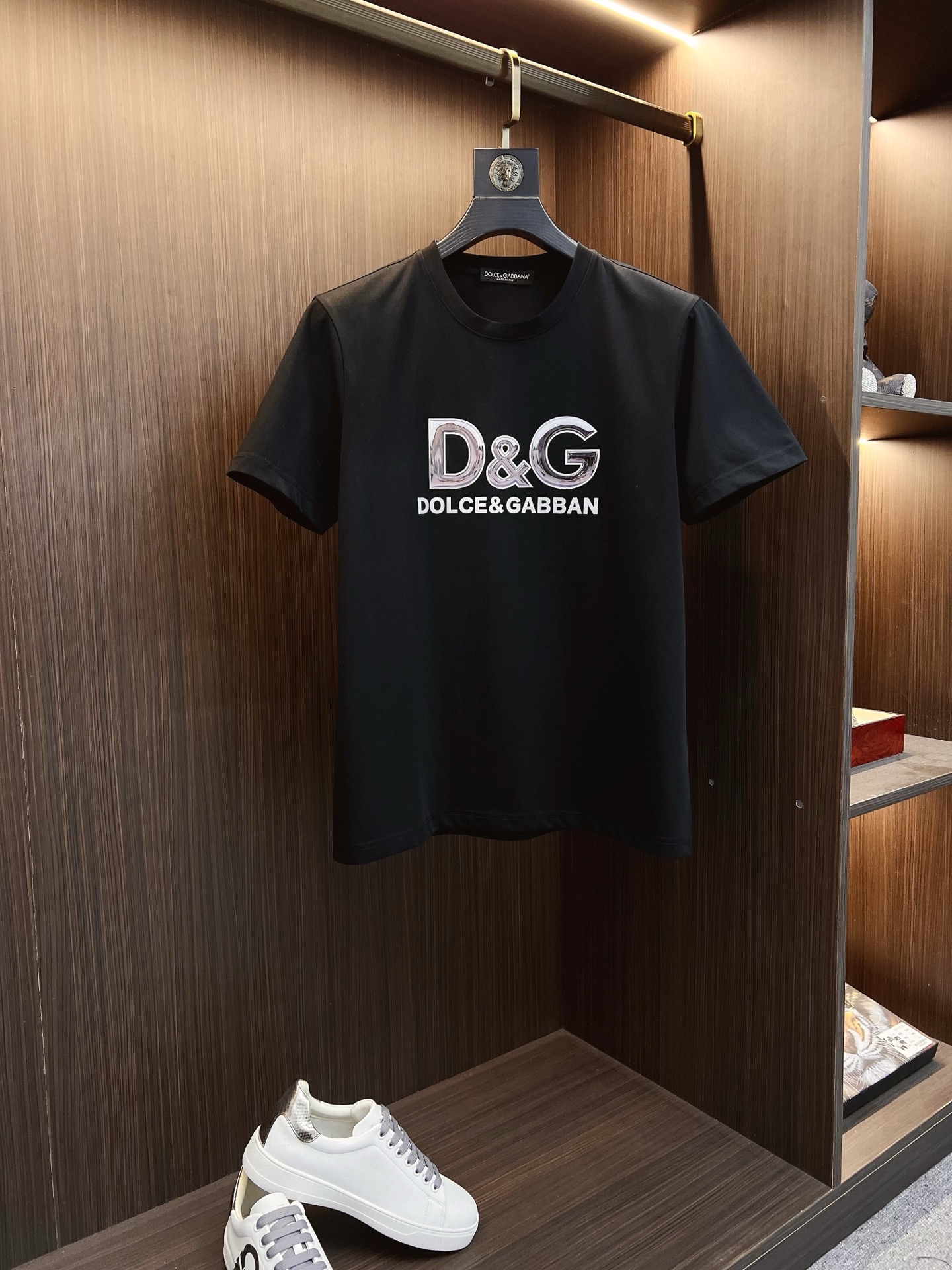 NO:521094,D&G 2025ss Spring and Summer High-quality Mercerated Cotton Short-sleeved T-shirt [M-6XL can be worn up to 230 catties] Top-grade original quality, the latest craftsmanship requirements, top-level orders require car line workmanship, super easy to match, top-level customization, matching the details of the whole piece, quality and tailoring design are all first-class, custom imported mercerated cotton fabric!  Full of style, light and versatile color matching. M-6XL order to report height and weight, Dolce & Gabbana, T-shirt, tees, t-shirt, alexander wang19860909D&G 2025ss春夏高品质丝光棉短袖T恤【M-6XL可穿至230斤】顶级原单品质,当下最新工艺要求,顶级订单要求车线做工,超级好搭配,顶级定制,搭配整件细节 ,品质及剪裁设计都堪称一流,定制进口丝光棉面料！型格十足,配色轻熟百搭.M-6XL下单报身高体重,,Dolce&Gabbana,T-shirt,tees，t-shirt,alexander wang,Men's clothing