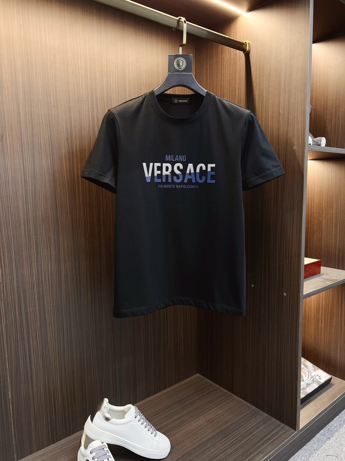 NO:521083,Versace 2025ss Spring and Summer High-quality Mercerated Cotton Short-sleeved T-shirt [M-6XL can be worn up to 230 catties] Top-grade original order quality, current latest craftsmanship requirements, top-level orders require car line workmanship, super easy to match, top-level customization, matching the details of the whole piece, quality and tailoring design are all first-class, custom imported mercerated cotton fabric!  Full of style, light and versatile color matching. M-6XL order to report height and weight, versace, T-shirt, tees, t-shirt, alexander wang19860909范思哲 2025ss春夏高品质丝光棉短袖T恤【M-6XL可穿至230斤】顶级原单品质,当下最新工艺要求,顶级订单要求车线做工,超级好搭配,顶级定制,搭配整件细节 ,品质及剪裁设计都堪称一流,定制进口丝光棉面料！型格十足,配色轻熟百搭.M-6XL下单报身高体重,,versace,T-shirt,tees，t-shirt,alexander wang,Men's clothing