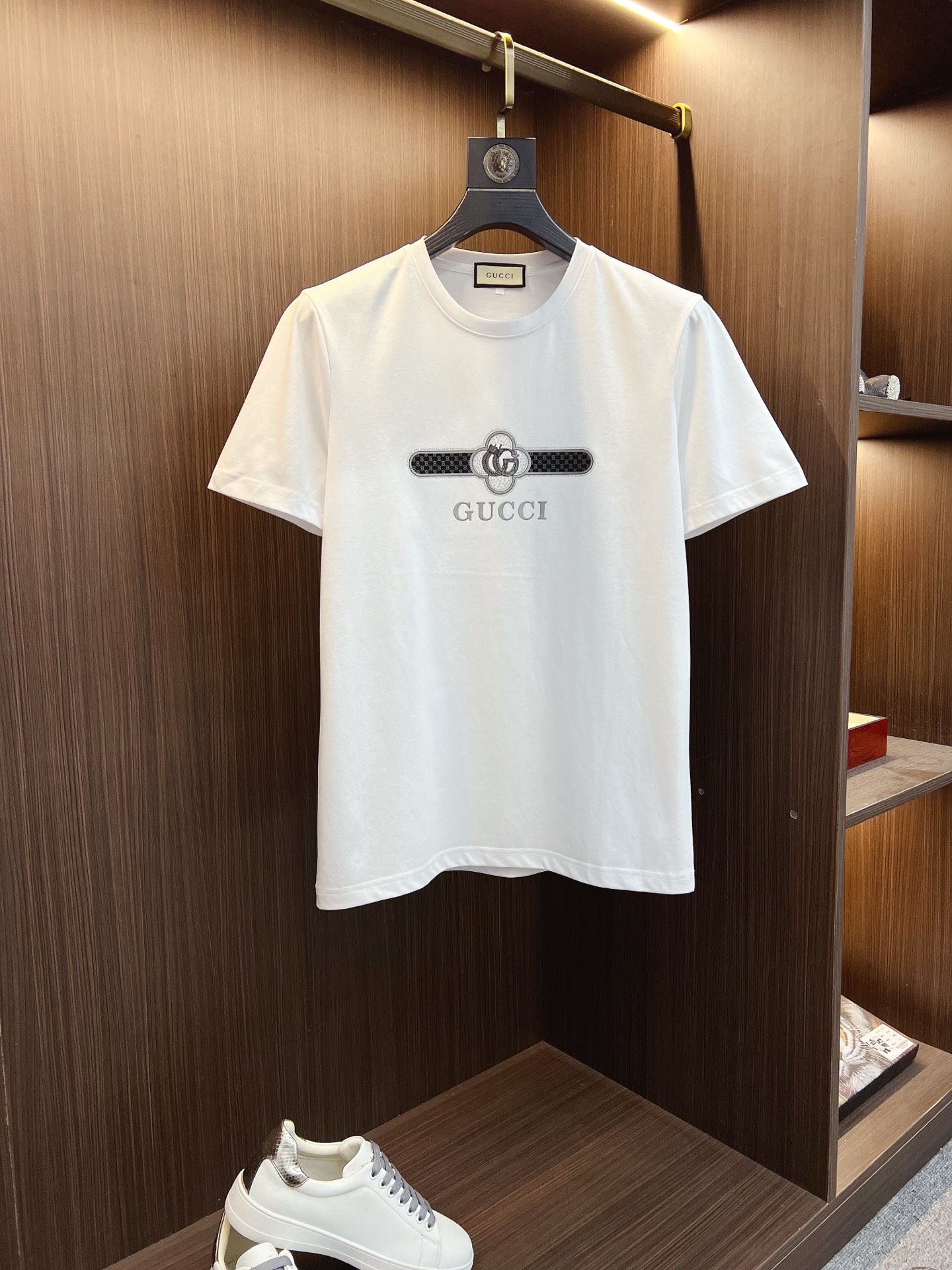 NO:521089,GUCCI 2025ss Spring and Summer High-quality Mercerated Cotton Short-sleeved T-shirt [M-6XL can be worn up to 230 catties] Top-grade original quality, the latest craftsmanship requirements, top-level orders require car line workmanship, super easy to match, top-level customization, matching the details of the whole piece, quality and tailoring design are all first-class, custom imported mercerated cotton fabric!  Full of style, light and versatile color matching. M-6XL order to report height and weight, gucci, T-shirt, tees, t-shirt, alexander wang19860909GUCCI 古奇 2025ss春夏高品质丝光棉短袖T恤【M-6XL可穿至230斤】顶级原单品质,当下最新工艺要求,顶级订单要求车线做工,超级好搭配,顶级定制,搭配整件细节 ,品质及剪裁设计都堪称一流,定制进口丝光棉面料！型格十足,配色轻熟百搭.M-6XL下单报身高体重,,gucci,T-shirt,tees，t-shirt,alexander wang,Men's clothing