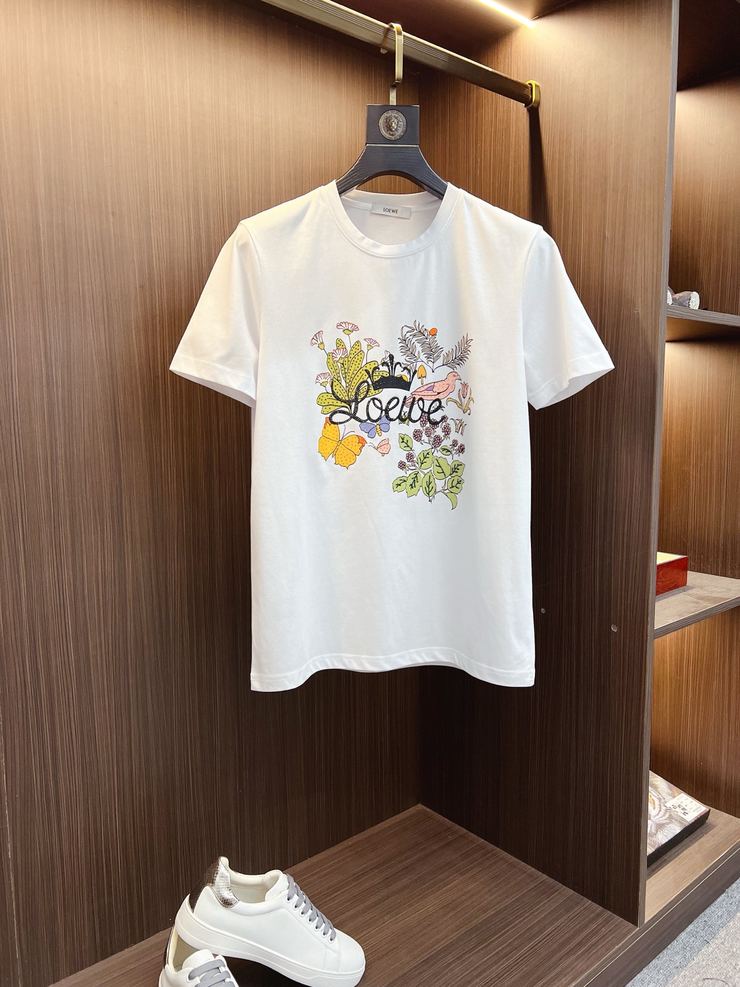 NO:521097,Luo Yiwei 2025ss Spring and Summer High-quality Mercerized Cotton Short-sleeved T-shirt [M-6XL can be worn up to 230 catties] Top-grade original quality, the latest craftsmanship requirements, top-level orders require car line workmanship, super easy to match, top-level customization, matching the details of the whole piece, quality and tailoring design are all first-class, custom imported mercerized cotton fabric!  Full of style, light and versatile color matching. M-6XL order to report height and weight, loewe, T-shirt, tees, t-shirt, alexander wang19860909罗意威 2025ss春夏高品质丝光棉短袖T恤【M-6XL可穿至230斤】顶级原单品质,当下最新工艺要求,顶级订单要求车线做工,超级好搭配,顶级定制,搭配整件细节 ,品质及剪裁设计都堪称一流,定制进口丝光棉面料！型格十足,配色轻熟百搭.M-6XL下单报身高体重,,loewe,T-shirt,tees，t-shirt,alexander wang,Men's clothing