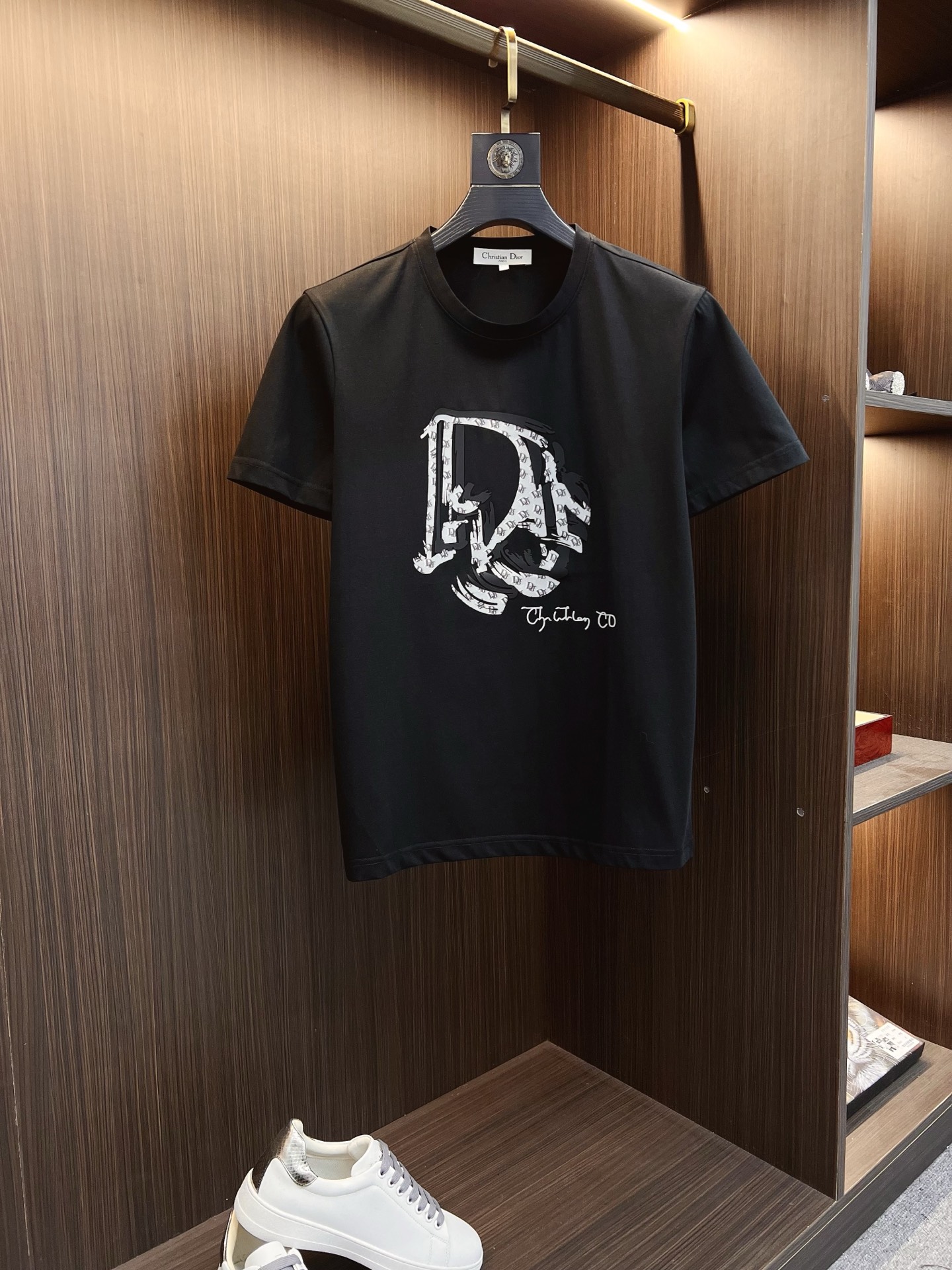 NO:521076,Dior 2025ss Spring and Summer High-quality Mercerated Cotton Short-sleeved T-shirt [M-6XL can be worn up to 230 catties] Top-grade original quality, the latest craftsmanship requirements, top-level orders require car line workmanship, super easy to match, top-level customization, matching the details of the whole piece, quality and tailoring design are all first-class, custom imported mercerated cotton fabric!  Full of shapes, light and versatile color matching. M-6XL orders to report height and weight, dior, dior, T-shirt, tees, t-shirt, alexander wang19860909Dior 迪奥 2025ss春夏高品质丝光棉短袖T恤【M-6XL可穿至230斤】顶级原单品质,当下最新工艺要求,顶级订单要求车线做工,超级好搭配,顶级定制,搭配整件细节 ,品质及剪裁设计都堪称一流,定制进口丝光棉面料！型格十足,配色轻熟百搭.M-6XL下单报身高体重,,dior,dior,T-shirt,tees，t-shirt,alexander wang,Men's clothing