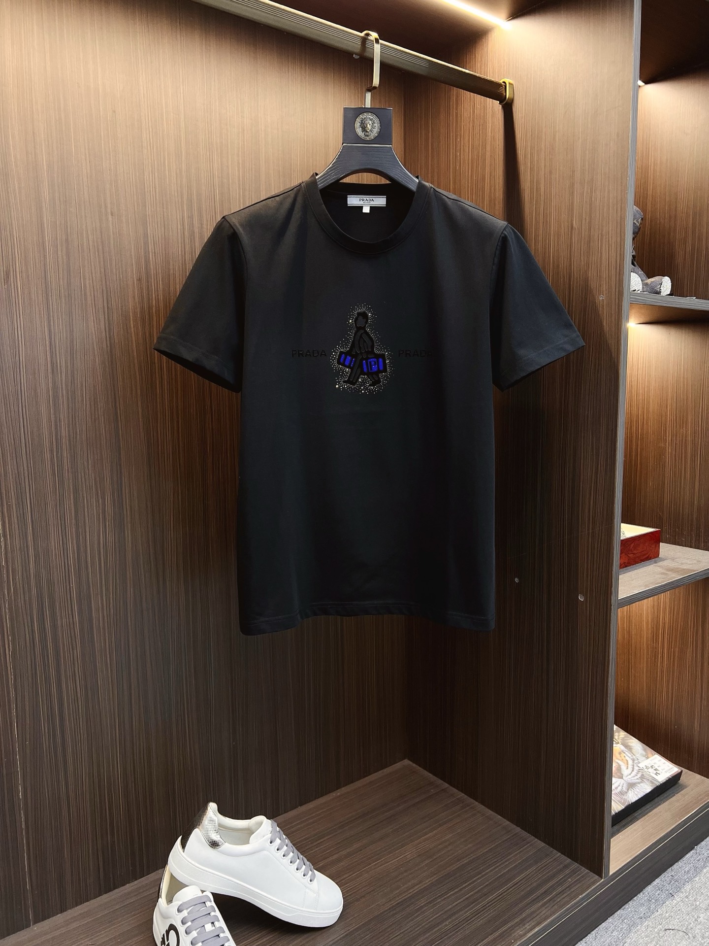 NO:521082,PRADA 2025ss Spring and Summer High-quality Mercerated Cotton Short-sleeved T-shirt [M-6XL can be worn up to 230 catties] Top-grade original quality, the latest craftsmanship requirements, top-level orders require car line workmanship, super easy to match, top-level customization, matching the details of the whole piece, quality and tailoring design are all first-class, custom imported mercerated cotton fabric!  Full of shapes, light and versatile color matching. M-6XL order to report height and weight, prada, prada, T-shirt, tees, t-shirt, alexander wang19860909PRADA 普拉达 2025ss春夏高品质丝光棉短袖T恤【M-6XL可穿至230斤】顶级原单品质,当下最新工艺要求,顶级订单要求车线做工,超级好搭配,顶级定制,搭配整件细节 ,品质及剪裁设计都堪称一流,定制进口丝光棉面料！型格十足,配色轻熟百搭.M-6XL下单报身高体重,,prada,prada,T-shirt,tees，t-shirt,alexander wang,Men's clothing