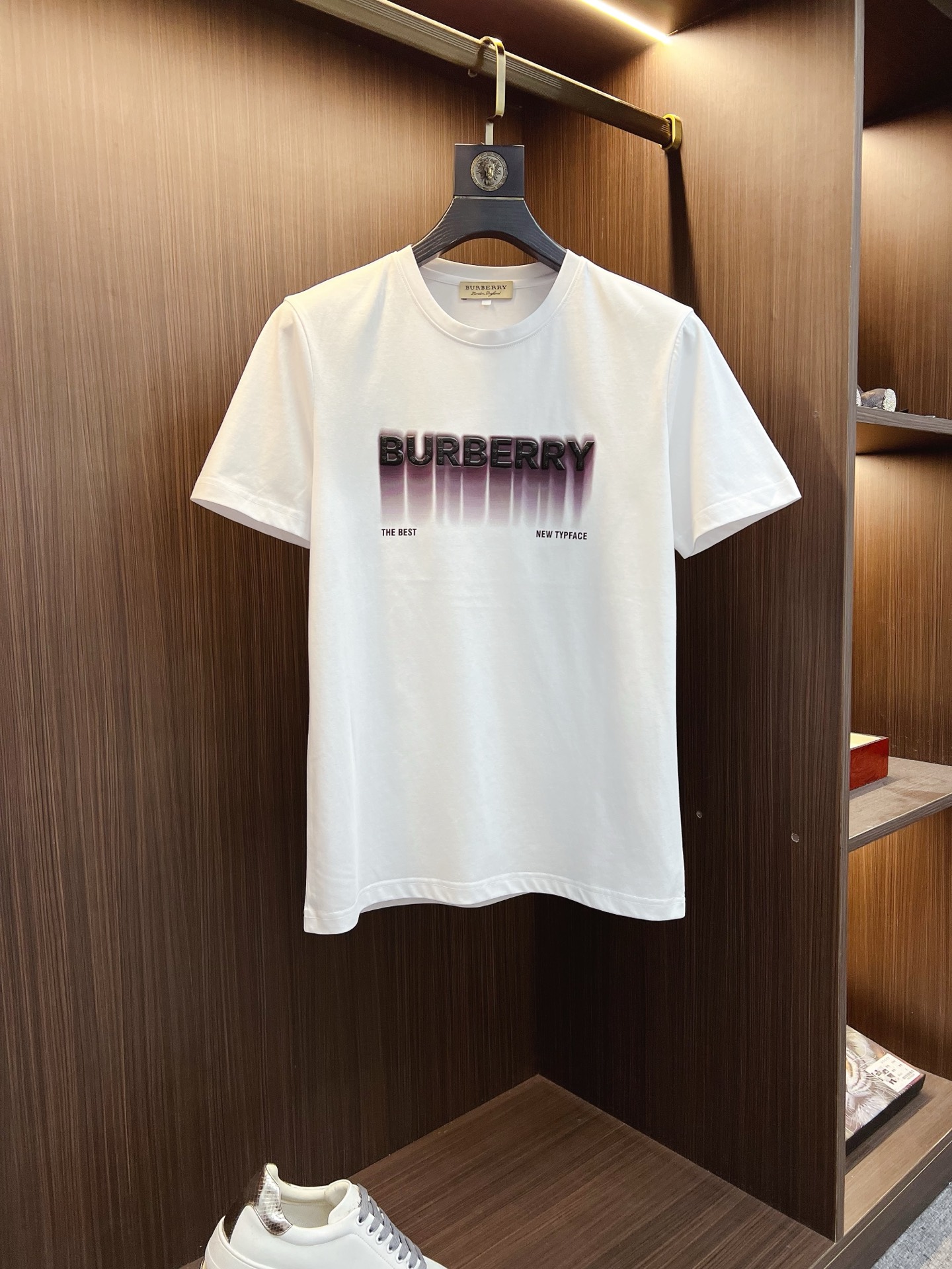 NO:521079,Burberry 2025ss Spring and Summer High-quality Mercerated Cotton Short-sleeved T-shirt [M-6XL can be worn up to 230 catties] Top-grade original quality, current latest craftsmanship requirements, top-level orders require car line workmanship, super easy to match, top-level customization, matching the details of the whole piece, quality and tailoring design are all first-class, custom imported mercerated cotton fabric!  Full of style, light and versatile color matching. M-6XL order to report height and weight, burberry, burberry, T-shirt, tees, t-shirt, alexander wang19860909Burberry 巴宝莉 2025ss春夏高品质丝光棉短袖T恤【M-6XL可穿至230斤】顶级原单品质,当下最新工艺要求,顶级订单要求车线做工,超级好搭配,顶级定制,搭配整件细节 ,品质及剪裁设计都堪称一流,定制进口丝光棉面料！型格十足,配色轻熟百搭.M-6XL下单报身高体重,,burberry,burberry,T-shirt,tees，t-shirt,alexander wang,Men's clothing