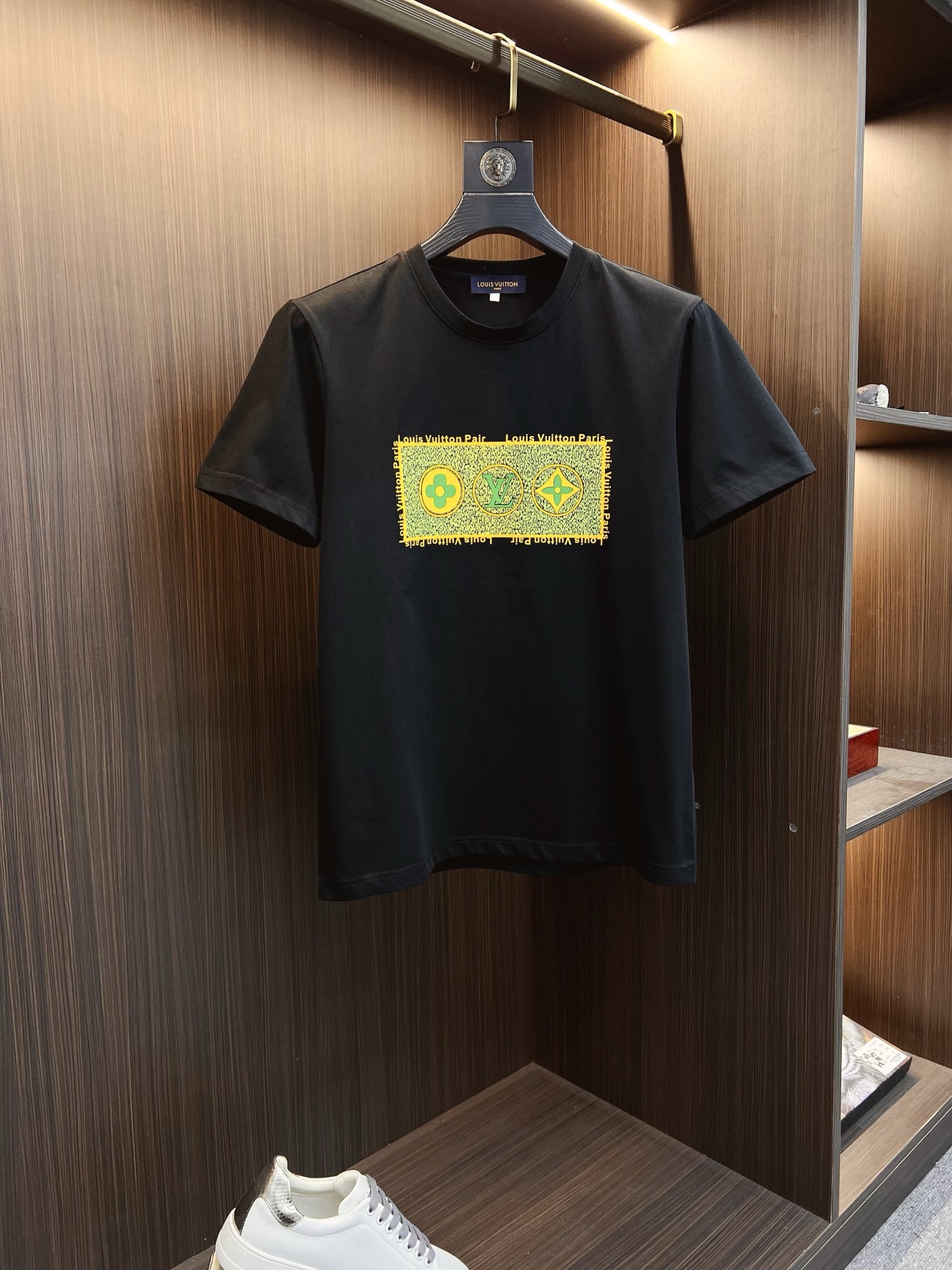 NO:521100,LV 2025ss Spring and Summer High-quality Mercerated Cotton Short-sleeved T-shirt [M-6XL can be worn up to 230 catties] Top-grade original quality, the latest craftsmanship requirements, top-level orders require car line workmanship, super easy to match, top-level customization, matching the details of the whole piece, quality and tailoring design are all first-class, custom imported mercerated cotton fabric!  Full of style, light and versatile color matching. M-6XL order to report height and weight, louis vuitton, T-shirt, tees, t-shirt, alexander wang19860909LV 2025ss春夏高品质丝光棉短袖T恤【M-6XL可穿至230斤】顶级原单品质,当下最新工艺要求,顶级订单要求车线做工,超级好搭配,顶级定制,搭配整件细节 ,品质及剪裁设计都堪称一流,定制进口丝光棉面料！型格十足,配色轻熟百搭.M-6XL下单报身高体重,,louis vuitton,T-shirt,tees，t-shirt,alexander wang,Men's clothing