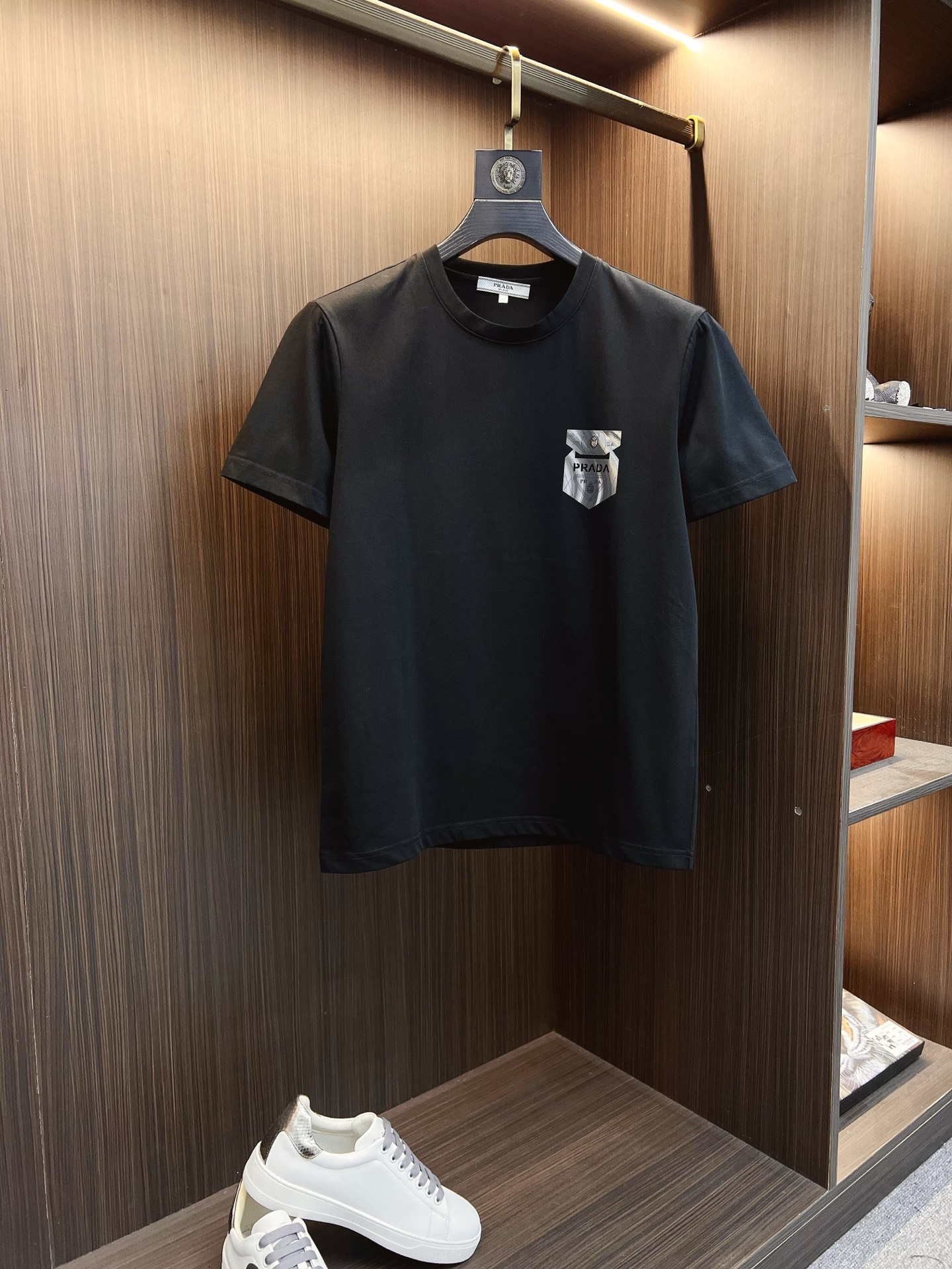 NO:521088,PRADA 2025ss Spring and Summer High-quality Mercerated Cotton Short-sleeved T-shirt [M-6XL can be worn up to 230 catties] Top-grade original quality, the latest craftsmanship requirements, top-level orders require car line workmanship, super easy to match, top-level customization, matching the details of the whole piece, quality and tailoring design are all first-class, custom imported mercerated cotton fabric!  Full of shapes, light and versatile color matching. M-6XL order to report height and weight, prada, prada, T-shirt, tees, t-shirt, alexander wang19860909PRADA 普拉达 2025ss春夏高品质丝光棉短袖T恤【M-6XL可穿至230斤】顶级原单品质,当下最新工艺要求,顶级订单要求车线做工,超级好搭配,顶级定制,搭配整件细节 ,品质及剪裁设计都堪称一流,定制进口丝光棉面料！型格十足,配色轻熟百搭.M-6XL下单报身高体重,,prada,prada,T-shirt,tees，t-shirt,alexander wang,Men's clothing