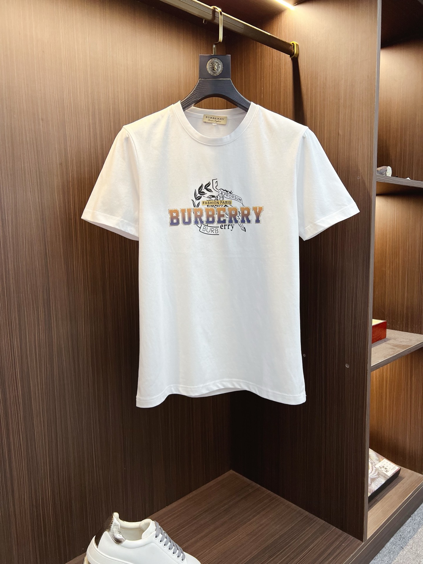 NO:521091,Burberry 2025ss Spring and Summer High-quality Mercerated Cotton Short-sleeved T-shirt [M-6XL can be worn up to 230 catties] Top-grade original quality, current latest craftsmanship requirements, top-level orders require car line workmanship, super easy to match, top-level customization, matching the details of the whole piece, quality and tailoring design are all first-class, custom imported mercerated cotton fabric!  Full of style, light and versatile color matching. M-6XL order to report height and weight, burberry, burberry, T-shirt, tees, t-shirt, alexander wang19860909Burberry 巴宝莉 2025ss春夏高品质丝光棉短袖T恤【M-6XL可穿至230斤】顶级原单品质,当下最新工艺要求,顶级订单要求车线做工,超级好搭配,顶级定制,搭配整件细节 ,品质及剪裁设计都堪称一流,定制进口丝光棉面料！型格十足,配色轻熟百搭.M-6XL下单报身高体重,,burberry,burberry,T-shirt,tees，t-shirt,alexander wang,Men's clothing