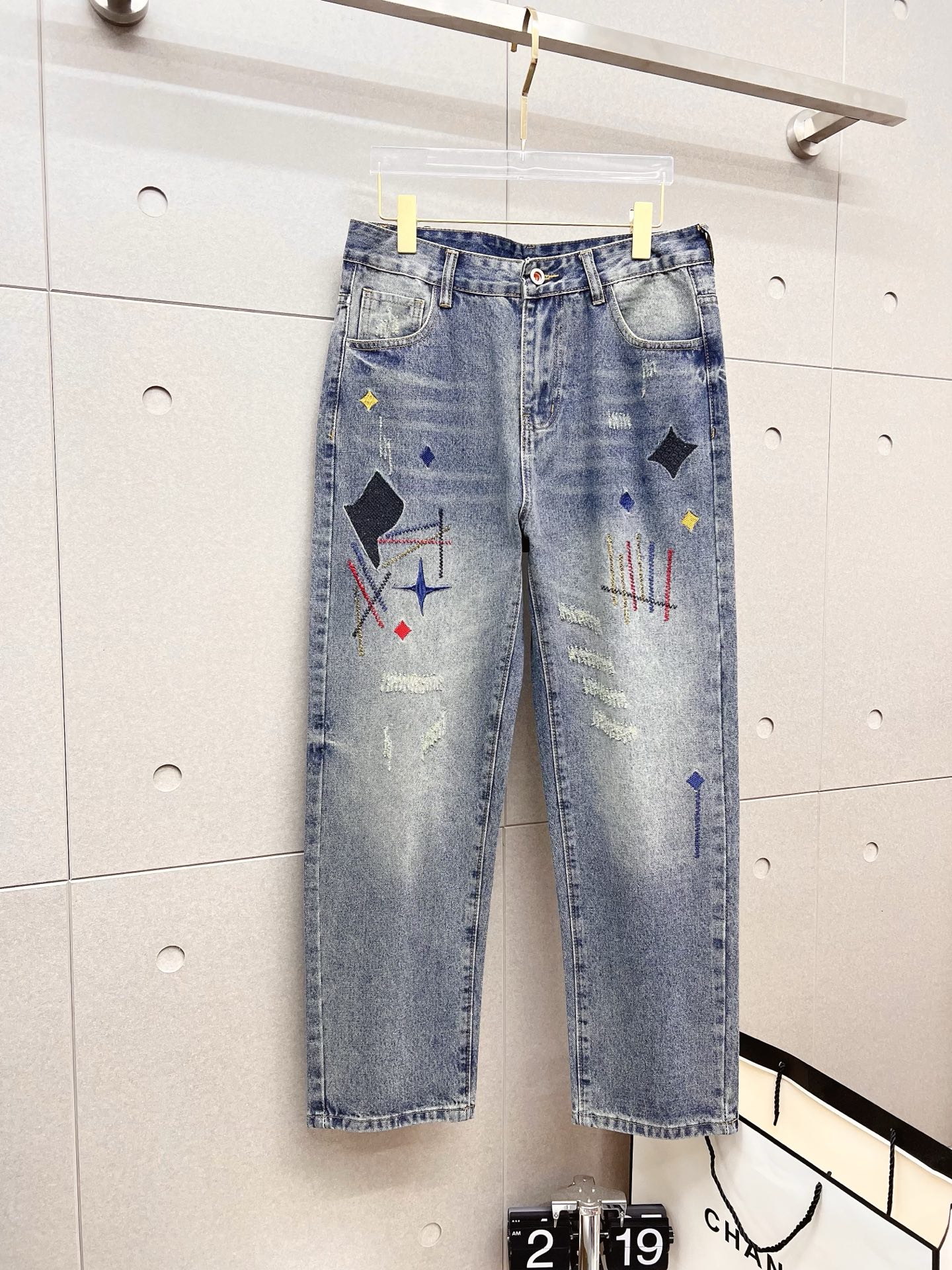 NO:601790,LV men's fashion trendy large hem jeans, official album and poster wear style!  High-grade imported denim raw color fabrics are supplied to customers, and the pure 13oz denim fabrics from Okayama, Japan are specially selected. Heavy-duty environmentally friendly plant enzyme washing process is used. The texture has a light retro color, which is quite beautiful and is very suitable for autumn and winter color matching. The fabric is soft and delicate after washing, but has strong bones and a slight stretch, providing an excellent comfortable experience. There is no damage from any technological elements throughout the body, retaining the purest tannin color!  The details throughout the body are perfect, exquisite and sophisticated. The latest leather label on the waist highlights the brand's characteristics. The hardware accessories, leather label and wiring all reflect the craftsmanship!  The silhouette is perfectly tailored and has excellent butt lift and slimming effect. It can be easily matched with any top in the wardrobe. It has wide compatibility and is suitable for various daily wear. The upper body is full of style. It is a must-have trousers for those who are obsessed with quality control and 1V!  Size 29-38 No 35 37,,louis vuitton,jeans,alexander wang19860909LV 男士时尚潮流大裤脚牛仔裤,官宣画册海报穿搭款！ 客供高级进口的丹宁原色面料,特选日本冈山纯正13oz 盎司牛仔布料,重磅环保植物酵素水洗工艺,肌理有着淡淡的复古色彩,相当漂亮,极符合秋冬的配色,面料经过水洗后柔软细腻,但筋骨感极强,且略带弹力,提供了绝佳的舒适体验,通身无任何工艺元素破坏,保留了最纯粹的丹宁本色！通身细节完美如斯,精湛且考究,最新的腰部皮标彰显了品牌特质,五金配件、皮标、走线无不体现出匠心工艺！版型剪裁完美,提臀修身效果绝佳,可轻松横扫衣橱任何的上装搭配,兼容性广泛,满足于日常各种穿搭,上身型款十足,于品质控及1V迷控者必入型裤装！ 尺码29-38 无35 37,,louis vuitton,jeans,alexander wang,Men's clothing