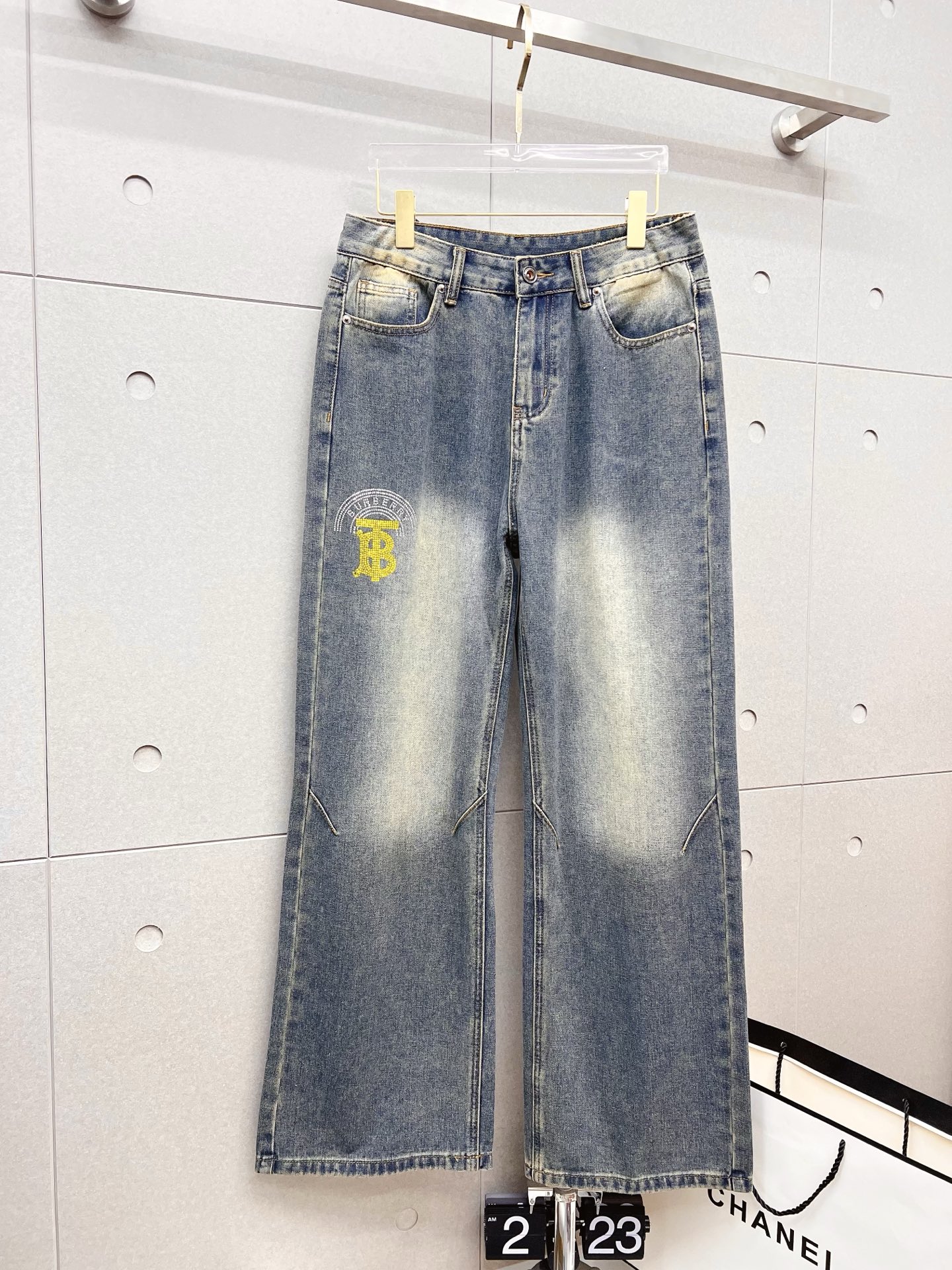 NO:601792,Burberry men's fashionable large-leg jeans, official album and poster wear style!  High-grade imported denim raw color fabrics are supplied to customers, and the pure 13oz denim fabrics from Okayama, Japan are specially selected. Heavy-duty environmentally friendly plant enzyme washing process is used. The texture has a light retro color, which is quite beautiful and is very suitable for autumn and winter color matching. The fabric is soft and delicate after washing, but has strong bones and a slight stretch, providing an excellent comfortable experience. There is no damage from any technological elements throughout the body, retaining the purest tannin color!  The details throughout the body are perfect, exquisite and sophisticated. The latest leather label on the waist highlights the brand's characteristics. The hardware accessories, leather label and wiring all reflect the craftsmanship!  The silhouette is perfectly tailored and has excellent butt lift and slimming effect. It can be easily matched with any top in the wardrobe. It has wide compatibility and is suitable for various daily wear. The upper body is full of style. It is a must-have trousers for those who are obsessed with quality control and 1V!  Size 29-38 No 35 37,,burberry,burberry,jeans,alexander wang19860909Burberry 巴宝莉 男士时尚潮流大裤脚牛仔裤,官宣画册海报穿搭款！ 客供高级进口的丹宁原色面料,特选日本冈山纯正13oz 盎司牛仔布料,重磅环保植物酵素水洗工艺,肌理有着淡淡的复古色彩,相当漂亮,极符合秋冬的配色,面料经过水洗后柔软细腻,但筋骨感极强,且略带弹力,提供了绝佳的舒适体验,通身无任何工艺元素破坏,保留了最纯粹的丹宁本色！通身细节完美如斯,精湛且考究,最新的腰部皮标彰显了品牌特质,五金配件、皮标、走线无不体现出匠心工艺！版型剪裁完美,提臀修身效果绝佳,可轻松横扫衣橱任何的上装搭配,兼容性广泛,满足于日常各种穿搭,上身型款十足,于品质控及1V迷控者必入型裤装！ 尺码29-38 无35 37,,burberry,burberry,jeans,alexander wang,Men's clothing