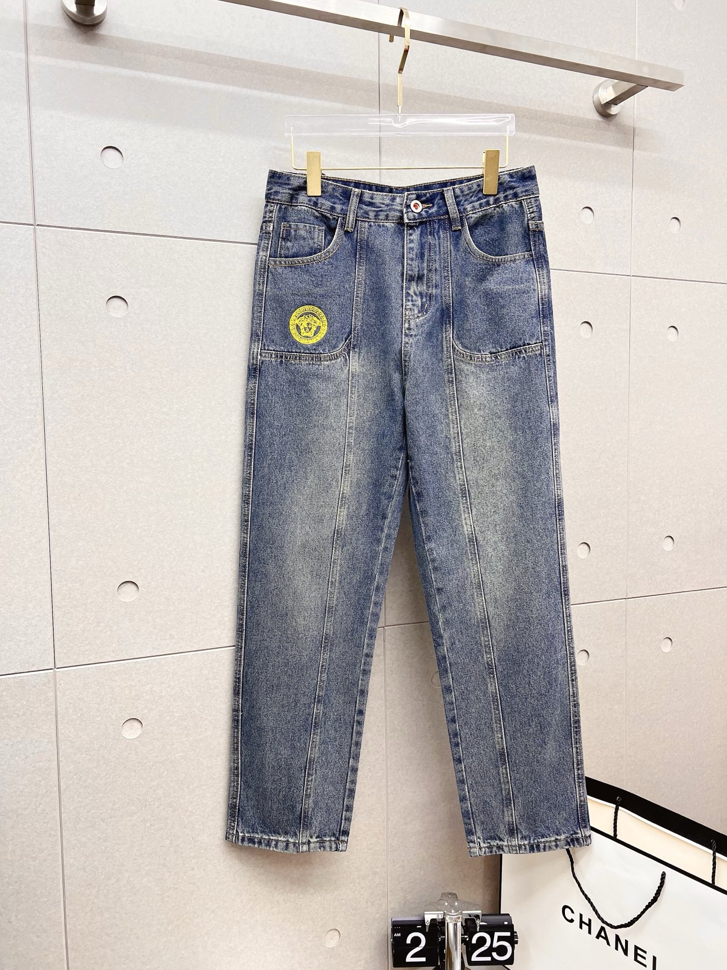 NO:601795,Versace men's fashion trendy large hem jeans, official album and poster style!  High-grade imported denim raw color fabrics are supplied to customers, and the pure 13oz denim fabrics from Okayama, Japan are specially selected. Heavy-duty environmentally friendly plant enzyme washing process is used. The texture has a light retro color, which is quite beautiful and is very suitable for autumn and winter color matching. The fabric is soft and delicate after washing, but has strong bones and a slight stretch, providing an excellent comfortable experience. There is no damage from any technological elements throughout the body, retaining the purest tannin color!  The details throughout the body are perfect, exquisite and sophisticated. The latest leather label on the waist highlights the brand's characteristics. The hardware accessories, leather label and wiring all reflect the craftsmanship!  The silhouette is perfectly tailored and has excellent butt lift and slimming effect. It can be easily matched with any top in the wardrobe. It has wide compatibility and is suitable for various daily wear. The upper body is full of style. It is a must-have trousers for those who are obsessed with quality control and 1V!  Size 29-38 No 35 37,,versace,jeans,alexander wang19860909范思哲 男士时尚潮流大裤脚牛仔裤,官宣画册海报穿搭款！ 客供高级进口的丹宁原色面料,特选日本冈山纯正13oz 盎司牛仔布料,重磅环保植物酵素水洗工艺,肌理有着淡淡的复古色彩,相当漂亮,极符合秋冬的配色,面料经过水洗后柔软细腻,但筋骨感极强,且略带弹力,提供了绝佳的舒适体验,通身无任何工艺元素破坏,保留了最纯粹的丹宁本色！通身细节完美如斯,精湛且考究,最新的腰部皮标彰显了品牌特质,五金配件、皮标、走线无不体现出匠心工艺！版型剪裁完美,提臀修身效果绝佳,可轻松横扫衣橱任何的上装搭配,兼容性广泛,满足于日常各种穿搭,上身型款十足,于品质控及1V迷控者必入型裤装！ 尺码29-38 无35 37,,versace,jeans,alexander wang,Men's clothing