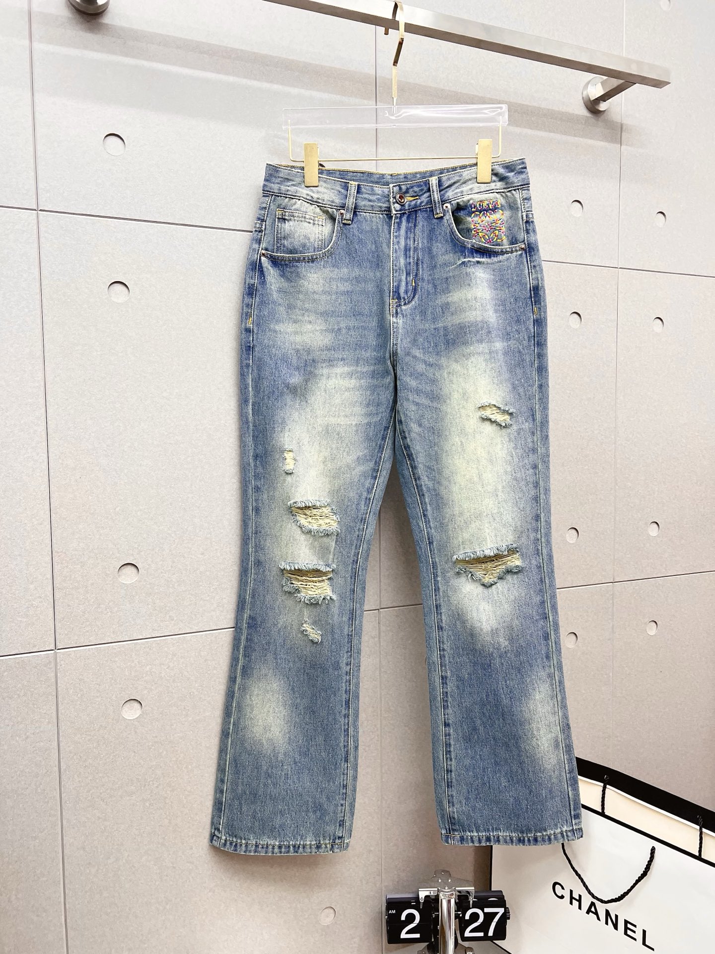 NO:601793,Loewe men's fashionable large-leg jeans, official album and poster outfit!  High-grade imported denim raw color fabrics are supplied to customers, and the pure 13oz denim fabrics from Okayama, Japan are specially selected. Heavy-duty environmentally friendly plant enzyme washing process is used. The texture has a light retro color, which is quite beautiful and is very suitable for autumn and winter color matching. The fabric is soft and delicate after washing, but has strong bones and a slight stretch, providing an excellent comfortable experience. There is no damage from any technological elements throughout the body, retaining the purest tannin color!  The details throughout the body are perfect, exquisite and sophisticated. The latest leather label on the waist highlights the brand's characteristics. The hardware accessories, leather label and wiring all reflect the craftsmanship!  The silhouette is perfectly tailored and has excellent butt lift and slimming effect. It can be easily matched with any top in the wardrobe. It has wide compatibility and is suitable for various daily wear. The upper body is full of style. It is a must-have trousers for those who are obsessed with quality control and 1V!  Size 29-38 No 35 37,,loewe,jeans,alexander wang19860909罗意威 男士时尚潮流大裤脚牛仔裤,官宣画册海报穿搭款！ 客供高级进口的丹宁原色面料,特选日本冈山纯正13oz 盎司牛仔布料,重磅环保植物酵素水洗工艺,肌理有着淡淡的复古色彩,相当漂亮,极符合秋冬的配色,面料经过水洗后柔软细腻,但筋骨感极强,且略带弹力,提供了绝佳的舒适体验,通身无任何工艺元素破坏,保留了最纯粹的丹宁本色！通身细节完美如斯,精湛且考究,最新的腰部皮标彰显了品牌特质,五金配件、皮标、走线无不体现出匠心工艺！版型剪裁完美,提臀修身效果绝佳,可轻松横扫衣橱任何的上装搭配,兼容性广泛,满足于日常各种穿搭,上身型款十足,于品质控及1V迷控者必入型裤装！ 尺码29-38 无35 37,,loewe,jeans,alexander wang,Men's clothing