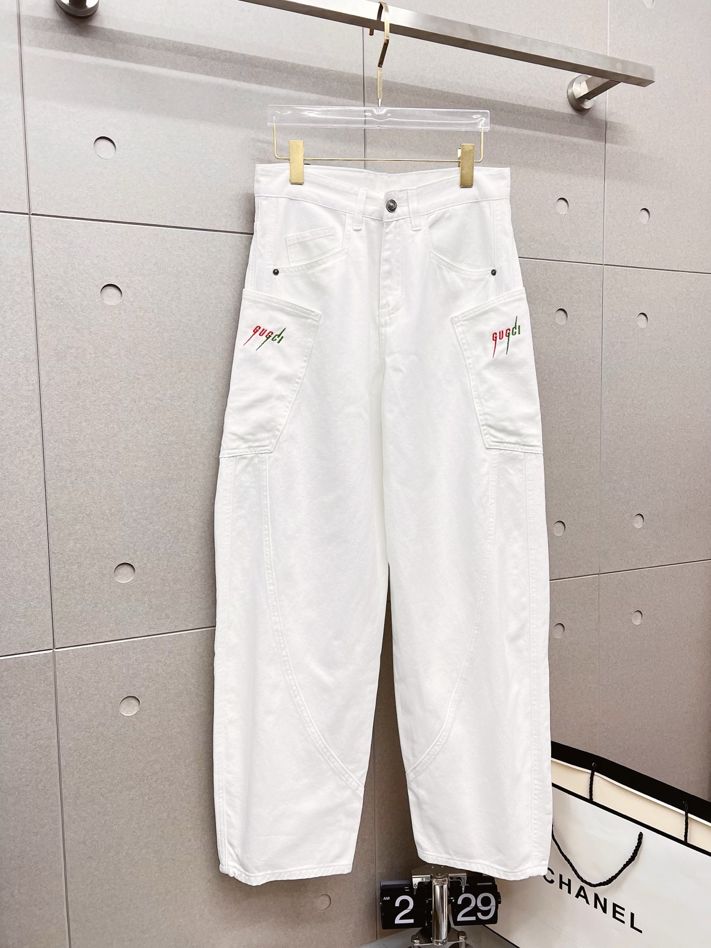 NO:601796,GUCCI men's fashion trendy large hem jeans, official album and poster wear style!  High-grade imported denim raw color fabrics are supplied to customers, and the pure 13oz denim fabrics from Okayama, Japan are specially selected. Heavy-duty environmentally friendly plant enzyme washing process is used. The texture has a light retro color, which is quite beautiful and is very suitable for autumn and winter color matching. The fabric is soft and delicate after washing, but has strong bones and a slight stretch, providing an excellent comfortable experience. There is no damage from any technological elements throughout the body, retaining the purest tannin color!  The details throughout the body are perfect, exquisite and sophisticated. The latest leather label on the waist highlights the brand's characteristics. The hardware accessories, leather label and wiring all reflect the craftsmanship!  The silhouette is perfectly tailored and has excellent butt lift and slimming effect. It can be easily matched with any top in the wardrobe. It has wide compatibility and is suitable for various daily wear. The upper body is full of style. It is a must-have trousers for those who are obsessed with quality control and 1V!  Size 29-38 No 35 37,,gucci,jeans,alexander wang19860909GUCCI 古奇 男士时尚潮流大裤脚牛仔裤,官宣画册海报穿搭款！ 客供高级进口的丹宁原色面料,特选日本冈山纯正13oz 盎司牛仔布料,重磅环保植物酵素水洗工艺,肌理有着淡淡的复古色彩,相当漂亮,极符合秋冬的配色,面料经过水洗后柔软细腻,但筋骨感极强,且略带弹力,提供了绝佳的舒适体验,通身无任何工艺元素破坏,保留了最纯粹的丹宁本色！通身细节完美如斯,精湛且考究,最新的腰部皮标彰显了品牌特质,五金配件、皮标、走线无不体现出匠心工艺！版型剪裁完美,提臀修身效果绝佳,可轻松横扫衣橱任何的上装搭配,兼容性广泛,满足于日常各种穿搭,上身型款十足,于品质控及1V迷控者必入型裤装！ 尺码29-38 无35 37,,gucci,jeans,alexander wang,Men's clothing