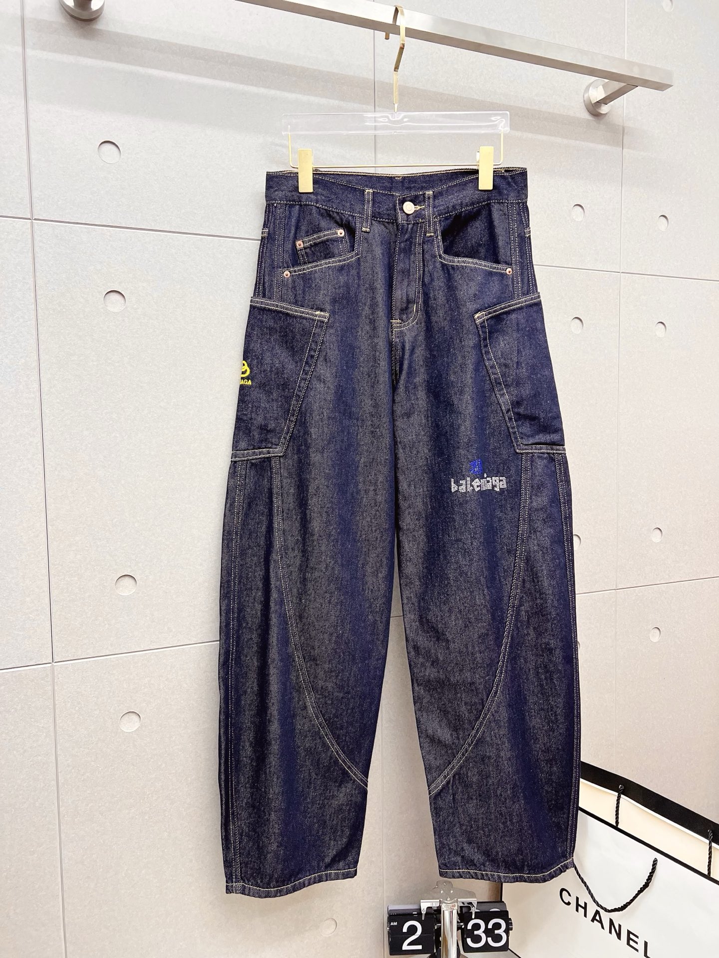 NO:601800,Balenciaga men's fashionable large-leg jeans, official album and poster outfit!  High-grade imported denim raw color fabrics are supplied to customers, and the pure 13oz denim fabrics from Okayama, Japan are specially selected. Heavy-duty environmentally friendly plant enzyme washing process is used. The texture has a light retro color, which is quite beautiful and is very suitable for autumn and winter color matching. The fabric is soft and delicate after washing, but has strong bones and a slight stretch, providing an excellent comfortable experience. There is no damage from any technological elements throughout the body, retaining the purest tannin color!  The details throughout the body are perfect, exquisite and sophisticated. The latest leather label on the waist highlights the brand's characteristics. The hardware accessories, leather label and wiring all reflect the craftsmanship!  The silhouette is perfectly tailored and has excellent butt lift and slimming effect. It can be easily matched with any top in the wardrobe. It has wide compatibility and is suitable for various daily wear. The upper body is full of style. It is a must-have trousers for those who are obsessed with quality control and 1V!  Size 29-38 No 35 37,,balenciaga,jeans,alexander wang19860909巴黎世家 男士时尚潮流大裤脚牛仔裤,官宣画册海报穿搭款！ 客供高级进口的丹宁原色面料,特选日本冈山纯正13oz 盎司牛仔布料,重磅环保植物酵素水洗工艺,肌理有着淡淡的复古色彩,相当漂亮,极符合秋冬的配色,面料经过水洗后柔软细腻,但筋骨感极强,且略带弹力,提供了绝佳的舒适体验,通身无任何工艺元素破坏,保留了最纯粹的丹宁本色！通身细节完美如斯,精湛且考究,最新的腰部皮标彰显了品牌特质,五金配件、皮标、走线无不体现出匠心工艺！版型剪裁完美,提臀修身效果绝佳,可轻松横扫衣橱任何的上装搭配,兼容性广泛,满足于日常各种穿搭,上身型款十足,于品质控及1V迷控者必入型裤装！ 尺码29-38 无35 37,,balenciaga,jeans,alexander wang,Men's clothing