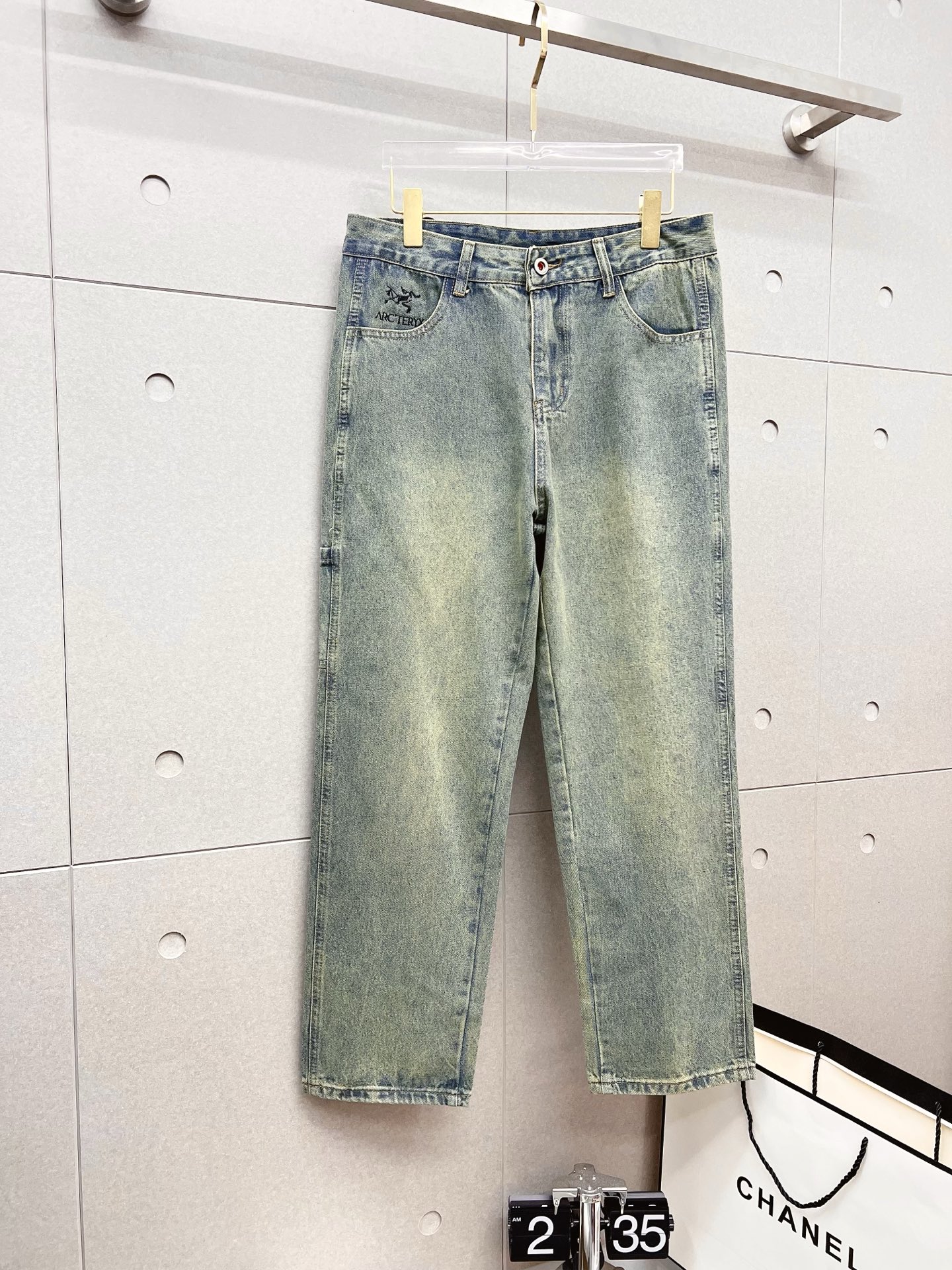 NO:601802,Arc'teryx men's fashionable large-leg jeans, official album and poster wear style!  High-grade imported denim raw color fabrics are supplied to customers, and the pure 13oz denim fabrics from Okayama, Japan are specially selected. Heavy-duty environmentally friendly plant enzyme washing process is used. The texture has a light retro color, which is quite beautiful and is very suitable for autumn and winter color matching. The fabric is soft and delicate after washing, but has strong bones and a slight stretch, providing an excellent comfortable experience. There is no damage from any technological elements throughout the body, retaining the purest tannin color!  The details throughout the body are perfect, exquisite and sophisticated. The latest leather label on the waist highlights the brand's characteristics. The hardware accessories, leather label and wiring all reflect the craftsmanship!  The silhouette is perfectly tailored and has excellent butt lift and slimming effect. It can be easily matched with any top in the wardrobe. It has wide compatibility and is suitable for various daily wear. The upper body is full of style. It is a must-have trousers for those who are obsessed with quality control and 1V!  Size 29-38 No 35 37,arc'teryx,jeans,alexander wang19860909始祖鸟 男士时尚潮流大裤脚牛仔裤,官宣画册海报穿搭款！ 客供高级进口的丹宁原色面料,特选日本冈山纯正13oz 盎司牛仔布料,重磅环保植物酵素水洗工艺,肌理有着淡淡的复古色彩,相当漂亮,极符合秋冬的配色,面料经过水洗后柔软细腻,但筋骨感极强,且略带弹力,提供了绝佳的舒适体验,通身无任何工艺元素破坏,保留了最纯粹的丹宁本色！通身细节完美如斯,精湛且考究,最新的腰部皮标彰显了品牌特质,五金配件、皮标、走线无不体现出匠心工艺！版型剪裁完美,提臀修身效果绝佳,可轻松横扫衣橱任何的上装搭配,兼容性广泛,满足于日常各种穿搭,上身型款十足,于品质控及1V迷控者必入型裤装！ 尺码29-38 无35 37,arc'teryx,jeans,alexander wang,Men's clothing