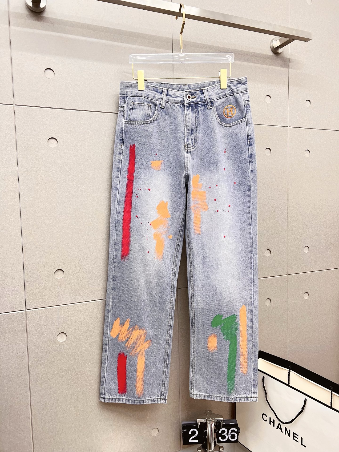 NO:601804,Hermès men's fashionable large-leg jeans, official album and poster style!  High-grade imported denim raw color fabrics are supplied to customers, and the pure 13oz denim fabrics from Okayama, Japan are specially selected. Heavy-duty environmentally friendly plant enzyme washing process is used. The texture has a light retro color, which is quite beautiful and is very suitable for autumn and winter color matching. The fabric is soft and delicate after washing, but has strong bones and a slight stretch, providing an excellent comfortable experience. There is no damage from any technological elements throughout the body, retaining the purest tannin color!  The details throughout the body are perfect, exquisite and sophisticated. The latest leather label on the waist highlights the brand's characteristics. The hardware accessories, leather label and wiring all reflect the craftsmanship!  The silhouette is perfectly tailored and has excellent butt lift and slimming effect. It can be easily matched with any top in the wardrobe. It has wide compatibility and is suitable for various daily wear. The upper body is full of style. It is a must-have trousers for those who are obsessed with quality control and 1V!  Size 29-38 No 35 37,,hermes,jeans,alexander wang19860909爱马仕 男士时尚潮流大裤脚牛仔裤,官宣画册海报穿搭款！ 客供高级进口的丹宁原色面料,特选日本冈山纯正13oz 盎司牛仔布料,重磅环保植物酵素水洗工艺,肌理有着淡淡的复古色彩,相当漂亮,极符合秋冬的配色,面料经过水洗后柔软细腻,但筋骨感极强,且略带弹力,提供了绝佳的舒适体验,通身无任何工艺元素破坏,保留了最纯粹的丹宁本色！通身细节完美如斯,精湛且考究,最新的腰部皮标彰显了品牌特质,五金配件、皮标、走线无不体现出匠心工艺！版型剪裁完美,提臀修身效果绝佳,可轻松横扫衣橱任何的上装搭配,兼容性广泛,满足于日常各种穿搭,上身型款十足,于品质控及1V迷控者必入型裤装！ 尺码29-38 无35 37,,hermes,jeans,alexander wang,Men's clothing