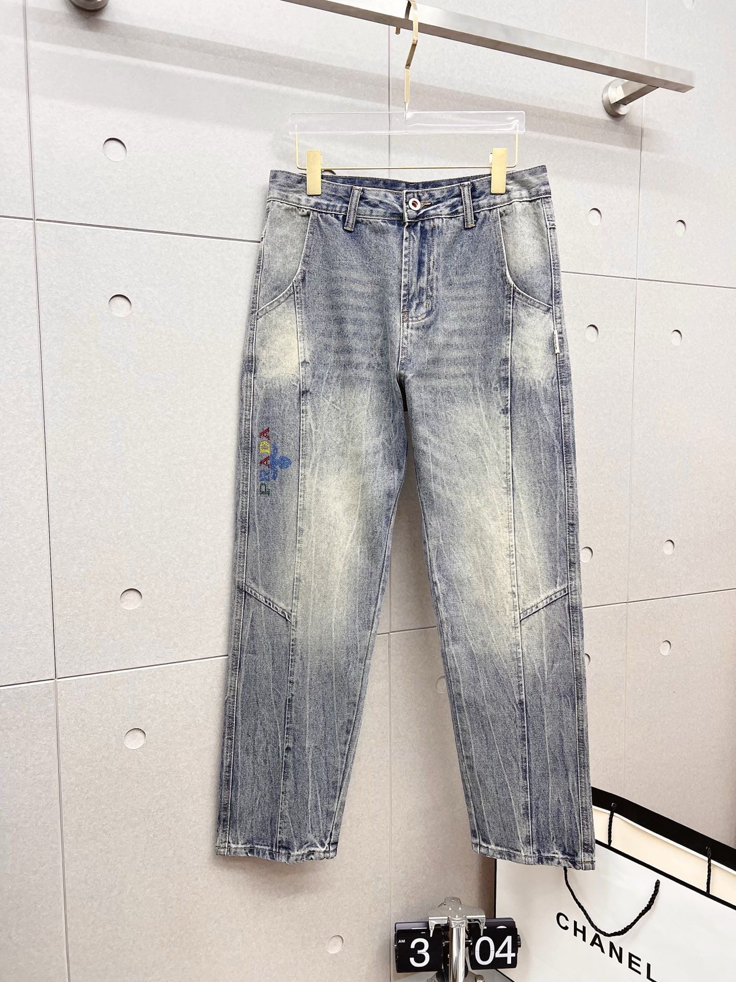 NO:601806,PRADA Men's fashion trendy large-leg jeans, official album and poster wear style!  High-grade imported denim raw color fabrics are supplied to customers, and the pure 13oz denim fabrics from Okayama, Japan are specially selected. Heavy-duty environmentally friendly plant enzyme washing process is used. The texture has a light retro color, which is quite beautiful and is very suitable for autumn and winter color matching. The fabric is soft and delicate after washing, but has strong bones and a slight stretch, providing an excellent comfortable experience. There is no damage from any technological elements throughout the body, retaining the purest tannin color!  The details throughout the body are perfect, exquisite and sophisticated. The latest leather label on the waist highlights the brand's characteristics. The hardware accessories, leather label and wiring all reflect the craftsmanship!  The silhouette is perfectly tailored and has excellent butt lift and slimming effect. It can be easily matched with any top in the wardrobe. It has wide compatibility and is suitable for various daily wear. The upper body is full of style. It is a must-have trousers for those who are obsessed with quality control and 1V!  Size 29-38 No 35 37,,prada,prada,jeans,alexander wang19860909PRADA 普拉达 男士时尚潮流大裤脚牛仔裤,官宣画册海报穿搭款！ 客供高级进口的丹宁原色面料,特选日本冈山纯正13oz 盎司牛仔布料,重磅环保植物酵素水洗工艺,肌理有着淡淡的复古色彩,相当漂亮,极符合秋冬的配色,面料经过水洗后柔软细腻,但筋骨感极强,且略带弹力,提供了绝佳的舒适体验,通身无任何工艺元素破坏,保留了最纯粹的丹宁本色！通身细节完美如斯,精湛且考究,最新的腰部皮标彰显了品牌特质,五金配件、皮标、走线无不体现出匠心工艺！版型剪裁完美,提臀修身效果绝佳,可轻松横扫衣橱任何的上装搭配,兼容性广泛,满足于日常各种穿搭,上身型款十足,于品质控及1V迷控者必入型裤装！ 尺码29-38 无35 37,,prada,prada,jeans,alexander wang,Men's clothing