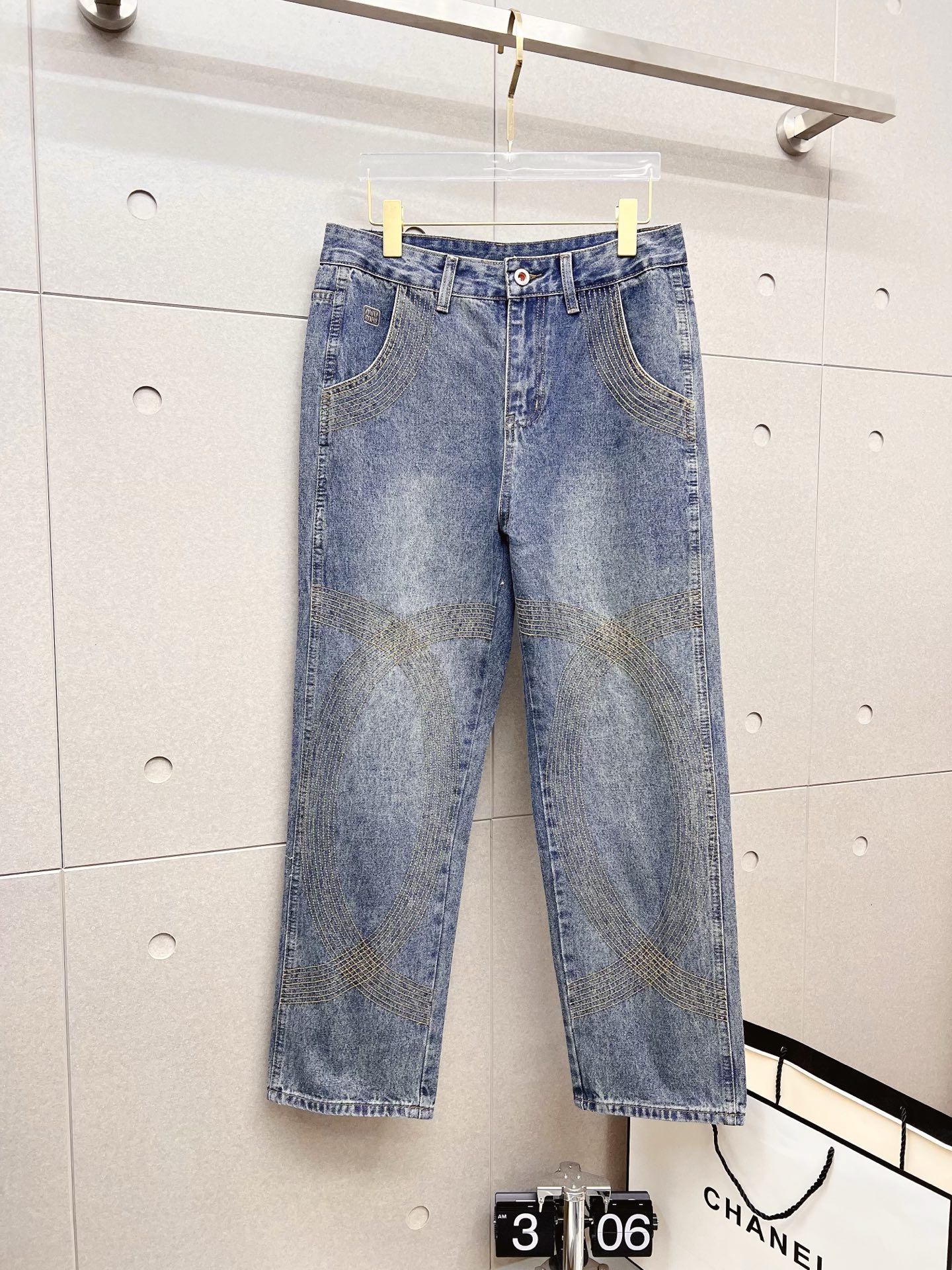 NO:601808,miu miu men's fashionable large hem jeans, official album and poster wear style!  High-grade imported denim raw color fabrics are supplied to customers, and the pure 13oz denim fabrics from Okayama, Japan are specially selected. Heavy-duty environmentally friendly plant enzyme washing process is used. The texture has a light retro color, which is quite beautiful and is very suitable for autumn and winter color matching. The fabric is soft and delicate after washing, but has strong bones and a slight stretch, providing an excellent comfortable experience. There is no damage from any technological elements throughout the body, retaining the purest tannin color!  The details throughout the body are perfect, exquisite and sophisticated. The latest leather label on the waist highlights the brand's characteristics. The hardware accessories, leather label and wiring all reflect the craftsmanship!  The silhouette is perfectly tailored and has excellent butt lift and slimming effect. It can be easily matched with any top in the wardrobe. It has wide compatibility and is suitable for various daily wear. The upper body is full of style. It is a must-have trousers for those who are obsessed with quality control and 1V!  Size 29-38 No 35 37,,miumiu,jeans,alexander wang19860909miu miu 男士时尚潮流大裤脚牛仔裤,官宣画册海报穿搭款！ 客供高级进口的丹宁原色面料,特选日本冈山纯正13oz 盎司牛仔布料,重磅环保植物酵素水洗工艺,肌理有着淡淡的复古色彩,相当漂亮,极符合秋冬的配色,面料经过水洗后柔软细腻,但筋骨感极强,且略带弹力,提供了绝佳的舒适体验,通身无任何工艺元素破坏,保留了最纯粹的丹宁本色！通身细节完美如斯,精湛且考究,最新的腰部皮标彰显了品牌特质,五金配件、皮标、走线无不体现出匠心工艺！版型剪裁完美,提臀修身效果绝佳,可轻松横扫衣橱任何的上装搭配,兼容性广泛,满足于日常各种穿搭,上身型款十足,于品质控及1V迷控者必入型裤装！ 尺码29-38 无35 37,,miumiu,jeans,alexander wang,Men's clothing