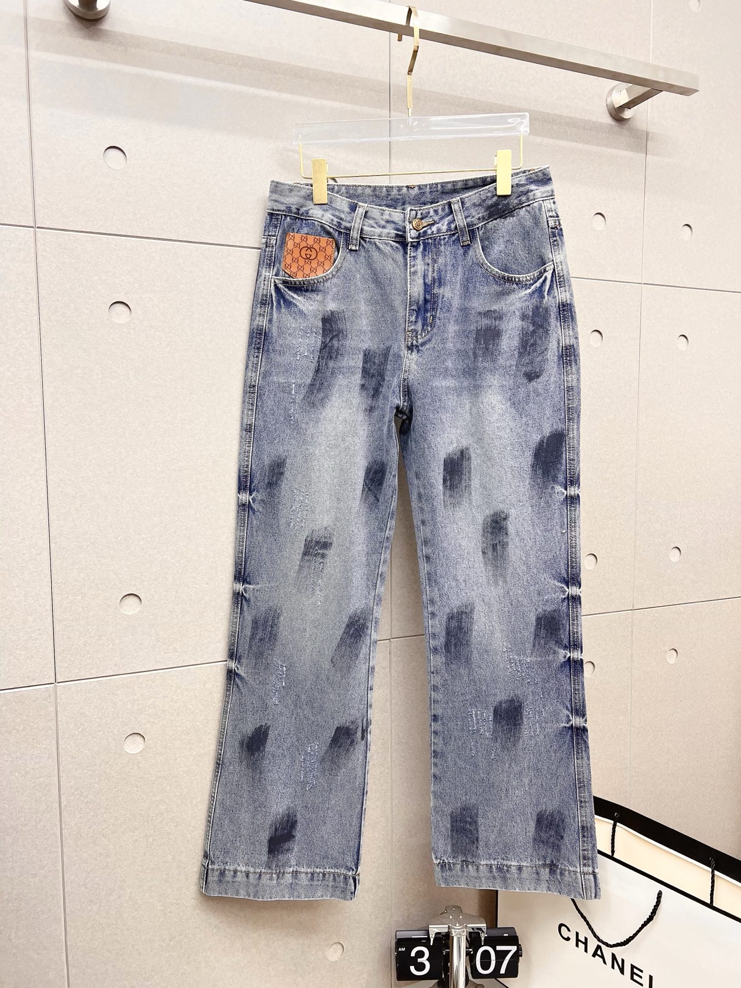 NO:601810,GUCCI men's fashion trendy large hem jeans, official album and poster wear style!  High-grade imported denim raw color fabrics are supplied to customers, and the pure 13oz denim fabrics from Okayama, Japan are specially selected. Heavy-duty environmentally friendly plant enzyme washing process is used. The texture has a light retro color, which is quite beautiful and is very suitable for autumn and winter color matching. The fabric is soft and delicate after washing, but has strong bones and a slight stretch, providing an excellent comfortable experience. There is no damage from any technological elements throughout the body, retaining the purest tannin color!  The details throughout the body are perfect, exquisite and sophisticated. The latest leather label on the waist highlights the brand's characteristics. The hardware accessories, leather label and wiring all reflect the craftsmanship!  The silhouette is perfectly tailored and has excellent butt lift and slimming effect. It can be easily matched with any top in the wardrobe. It has wide compatibility and is suitable for various daily wear. The upper body is full of style. It is a must-have trousers for those who are obsessed with quality control and 1V!  Size 29-38 No 35 37,,gucci,jeans,alexander wang19860909GUCCI 古奇 男士时尚潮流大裤脚牛仔裤,官宣画册海报穿搭款！ 客供高级进口的丹宁原色面料,特选日本冈山纯正13oz 盎司牛仔布料,重磅环保植物酵素水洗工艺,肌理有着淡淡的复古色彩,相当漂亮,极符合秋冬的配色,面料经过水洗后柔软细腻,但筋骨感极强,且略带弹力,提供了绝佳的舒适体验,通身无任何工艺元素破坏,保留了最纯粹的丹宁本色！通身细节完美如斯,精湛且考究,最新的腰部皮标彰显了品牌特质,五金配件、皮标、走线无不体现出匠心工艺！版型剪裁完美,提臀修身效果绝佳,可轻松横扫衣橱任何的上装搭配,兼容性广泛,满足于日常各种穿搭,上身型款十足,于品质控及1V迷控者必入型裤装！ 尺码29-38 无35 37,,gucci,jeans,alexander wang,Men's clothing