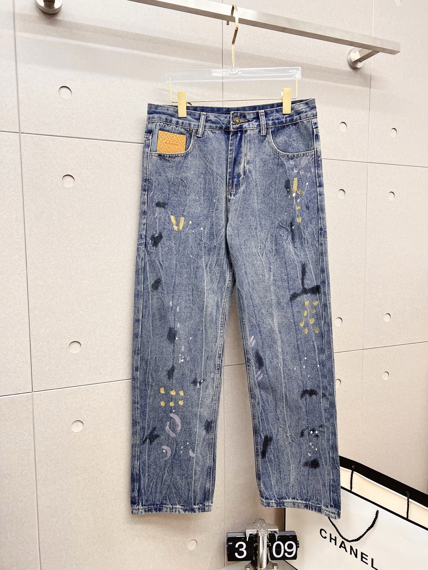 NO:601812,Burberry men's fashionable large-leg jeans, official album and poster wear style!  High-grade imported denim raw color fabrics are supplied to customers, and the pure 13oz denim fabrics from Okayama, Japan are specially selected. Heavy-duty environmentally friendly plant enzyme washing process is used. The texture has a light retro color, which is quite beautiful and is very suitable for autumn and winter color matching. The fabric is soft and delicate after washing, but has strong bones and a slight stretch, providing an excellent comfortable experience. There is no damage from any technological elements throughout the body, retaining the purest tannin color!  The details throughout the body are perfect, exquisite and sophisticated. The latest leather label on the waist highlights the brand's characteristics. The hardware accessories, leather label and wiring all reflect the craftsmanship!  The silhouette is perfectly tailored and has excellent butt lift and slimming effect. It can be easily matched with any top in the wardrobe. It has wide compatibility and is suitable for various daily wear. The upper body is full of style. It is a must-have trousers for those who are obsessed with quality control and 1V!  Size 29-38 No 35 37,,burberry,burberry,jeans,alexander wang19860909Burberry 巴宝莉 男士时尚潮流大裤脚牛仔裤,官宣画册海报穿搭款！ 客供高级进口的丹宁原色面料,特选日本冈山纯正13oz 盎司牛仔布料,重磅环保植物酵素水洗工艺,肌理有着淡淡的复古色彩,相当漂亮,极符合秋冬的配色,面料经过水洗后柔软细腻,但筋骨感极强,且略带弹力,提供了绝佳的舒适体验,通身无任何工艺元素破坏,保留了最纯粹的丹宁本色！通身细节完美如斯,精湛且考究,最新的腰部皮标彰显了品牌特质,五金配件、皮标、走线无不体现出匠心工艺！版型剪裁完美,提臀修身效果绝佳,可轻松横扫衣橱任何的上装搭配,兼容性广泛,满足于日常各种穿搭,上身型款十足,于品质控及1V迷控者必入型裤装！ 尺码29-38 无35 37,,burberry,burberry,jeans,alexander wang,Men's clothing