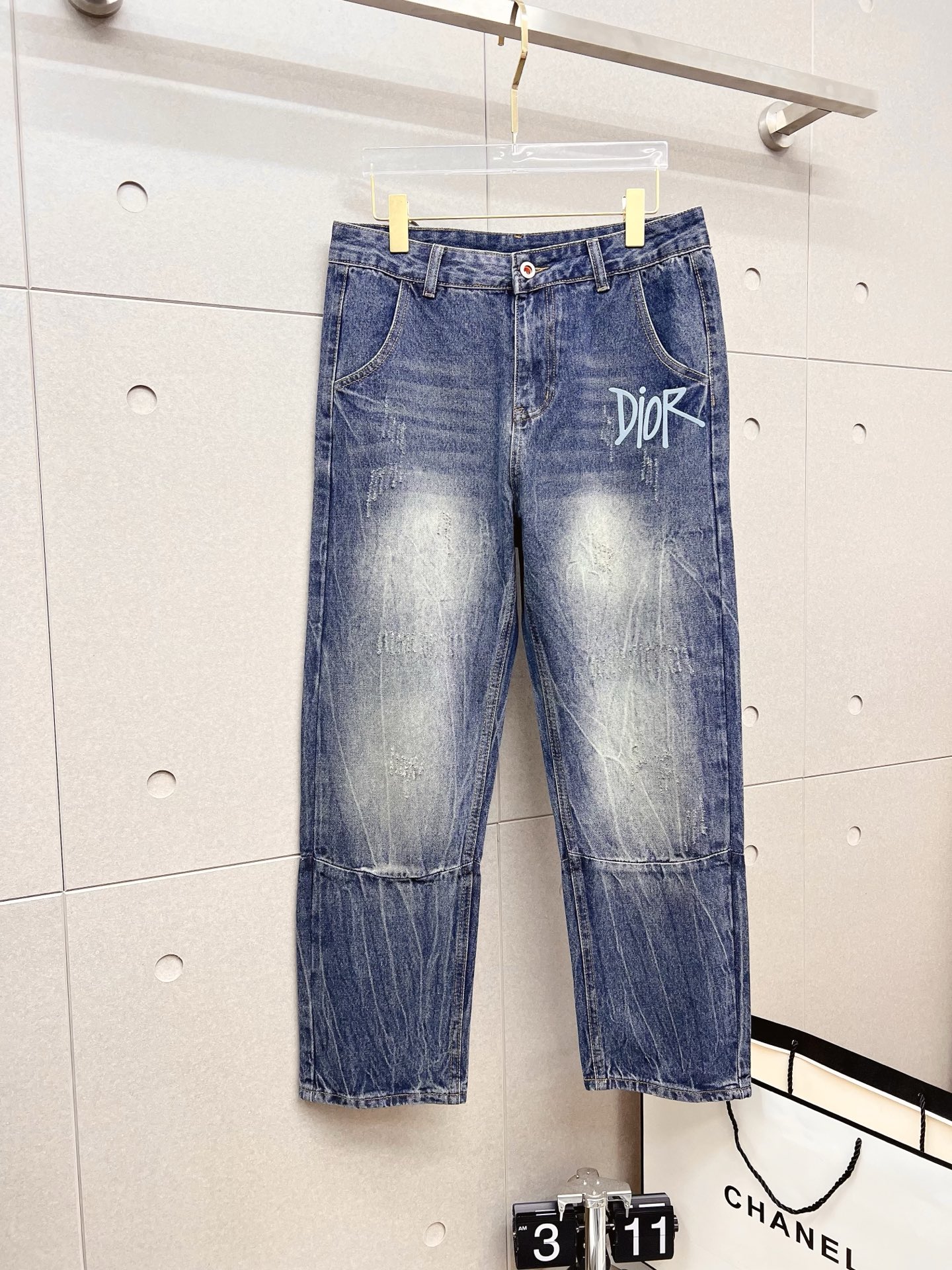 NO:601797,Dior Dior men's fashionable large-leg jeans, official album and poster wear style!  High-grade imported denim raw color fabrics are supplied to customers, and the pure 13oz denim fabrics from Okayama, Japan are specially selected. Heavy-duty environmentally friendly plant enzyme washing process is used. The texture has a light retro color, which is quite beautiful and is very suitable for autumn and winter color matching. The fabric is soft and delicate after washing, but has strong bones and a slight stretch, providing an excellent comfortable experience. There is no damage from any technological elements throughout the body, retaining the purest tannin color!  The details throughout the body are perfect, exquisite and sophisticated. The latest leather label on the waist highlights the brand's characteristics. The hardware accessories, leather label and wiring all reflect the craftsmanship!  The silhouette is perfectly tailored and has excellent butt lift and slimming effect. It can be easily matched with any top in the wardrobe. It has wide compatibility and is suitable for various daily wear. The upper body is full of style. It is a must-have trousers for those who are obsessed with quality control and 1V!  Size 29-38 No 35 37,,dior,dior,jeans,alexander wang19860909Dior 迪奥 男士时尚潮流大裤脚牛仔裤,官宣画册海报穿搭款！ 客供高级进口的丹宁原色面料,特选日本冈山纯正13oz 盎司牛仔布料,重磅环保植物酵素水洗工艺,肌理有着淡淡的复古色彩,相当漂亮,极符合秋冬的配色,面料经过水洗后柔软细腻,但筋骨感极强,且略带弹力,提供了绝佳的舒适体验,通身无任何工艺元素破坏,保留了最纯粹的丹宁本色！通身细节完美如斯,精湛且考究,最新的腰部皮标彰显了品牌特质,五金配件、皮标、走线无不体现出匠心工艺！版型剪裁完美,提臀修身效果绝佳,可轻松横扫衣橱任何的上装搭配,兼容性广泛,满足于日常各种穿搭,上身型款十足,于品质控及1V迷控者必入型裤装！ 尺码29-38 无35 37,,dior,dior,jeans,alexander wang,Men's clothing