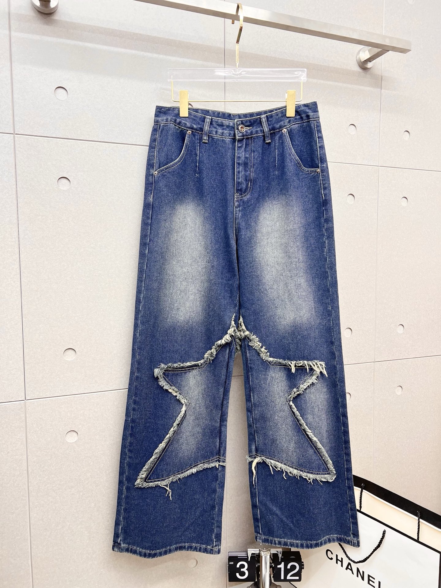 NO:601799,Armani Armani men's fashion trendy large trouser jeans, official album and poster wear style!  High-grade imported denim raw color fabrics are supplied to customers, and the pure 13oz denim fabrics from Okayama, Japan are specially selected. Heavy-duty environmentally friendly plant enzyme washing process is used. The texture has a light retro color, which is quite beautiful and is very suitable for autumn and winter color matching. The fabric is soft and delicate after washing, but has strong bones and a slight stretch, providing an excellent comfortable experience. There is no damage from any technological elements throughout the body, retaining the purest tannin color!  The details throughout the body are perfect, exquisite and sophisticated. The latest leather label on the waist highlights the brand's characteristics. The hardware accessories, leather label and wiring all reflect the craftsmanship!  The silhouette is perfectly tailored and has excellent butt lift and slimming effect. It can be easily matched with any top in the wardrobe. It has wide compatibility and is suitable for various daily wear. The upper body is full of style. It is a must-have trousers for those who are obsessed with quality control and 1V!  Size 29-38 No 35 37,,armani,armani,jeans,alexander wang19860909Armani 阿玛尼 男士时尚潮流大裤脚牛仔裤,官宣画册海报穿搭款！ 客供高级进口的丹宁原色面料,特选日本冈山纯正13oz 盎司牛仔布料,重磅环保植物酵素水洗工艺,肌理有着淡淡的复古色彩,相当漂亮,极符合秋冬的配色,面料经过水洗后柔软细腻,但筋骨感极强,且略带弹力,提供了绝佳的舒适体验,通身无任何工艺元素破坏,保留了最纯粹的丹宁本色！通身细节完美如斯,精湛且考究,最新的腰部皮标彰显了品牌特质,五金配件、皮标、走线无不体现出匠心工艺！版型剪裁完美,提臀修身效果绝佳,可轻松横扫衣橱任何的上装搭配,兼容性广泛,满足于日常各种穿搭,上身型款十足,于品质控及1V迷控者必入型裤装！ 尺码29-38 无35 37,,armani,armani,jeans,alexander wang,Men's clothing