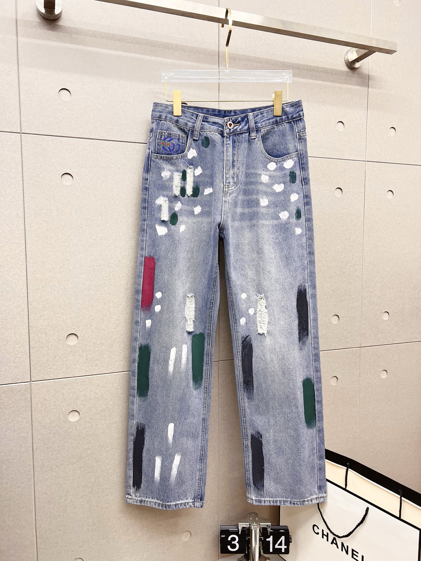 NO:601801,GUCCI men's fashion trendy large hem jeans, official album and poster wear style!  High-grade imported denim raw color fabrics are supplied to customers, and the pure 13oz denim fabrics from Okayama, Japan are specially selected. Heavy-duty environmentally friendly plant enzyme washing process is used. The texture has a light retro color, which is quite beautiful and is very suitable for autumn and winter color matching. The fabric is soft and delicate after washing, but has strong bones and a slight stretch, providing an excellent comfortable experience. There is no damage from any technological elements throughout the body, retaining the purest tannin color!  The details throughout the body are perfect, exquisite and sophisticated. The latest leather label on the waist highlights the brand's characteristics. The hardware accessories, leather label and wiring all reflect the craftsmanship!  The silhouette is perfectly tailored and has excellent butt lift and slimming effect. It can be easily matched with any top in the wardrobe. It has wide compatibility and is suitable for various daily wear. The upper body is full of style. It is a must-have trousers for those who are obsessed with quality control and 1V!  Size 29-38 No 35 37,,gucci,jeans,alexander wang19860909GUCCI 古奇 男士时尚潮流大裤脚牛仔裤,官宣画册海报穿搭款！ 客供高级进口的丹宁原色面料,特选日本冈山纯正13oz 盎司牛仔布料,重磅环保植物酵素水洗工艺,肌理有着淡淡的复古色彩,相当漂亮,极符合秋冬的配色,面料经过水洗后柔软细腻,但筋骨感极强,且略带弹力,提供了绝佳的舒适体验,通身无任何工艺元素破坏,保留了最纯粹的丹宁本色！通身细节完美如斯,精湛且考究,最新的腰部皮标彰显了品牌特质,五金配件、皮标、走线无不体现出匠心工艺！版型剪裁完美,提臀修身效果绝佳,可轻松横扫衣橱任何的上装搭配,兼容性广泛,满足于日常各种穿搭,上身型款十足,于品质控及1V迷控者必入型裤装！ 尺码29-38 无35 37,,gucci,jeans,alexander wang,Men's clothing